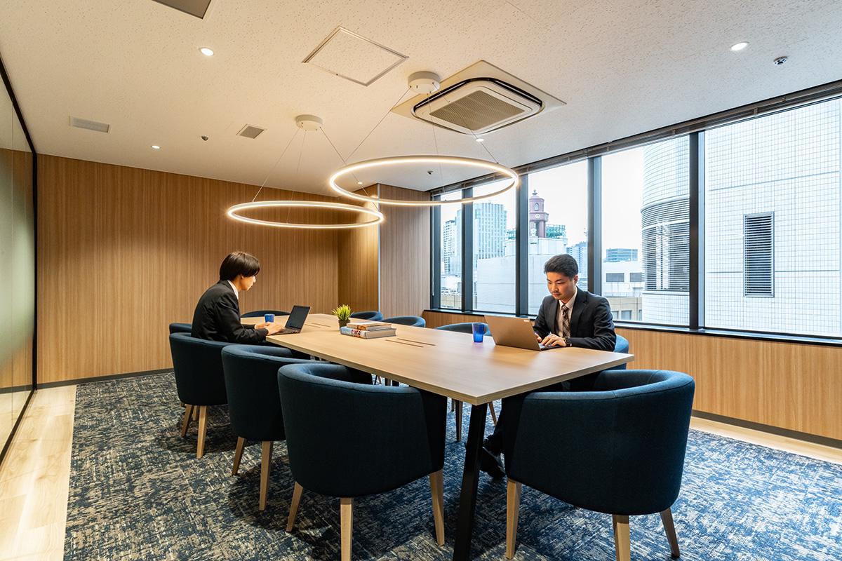 新しく改装した大会議室です。
明るい雰囲気の中、リラックスしながら会議もはかどります。