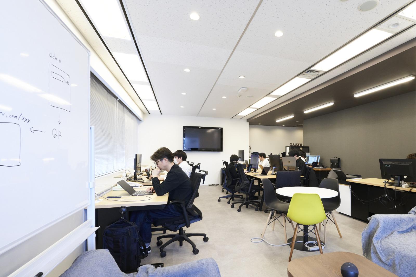 一つの業界における専門的な開発と同時に、継続される受託開発によって技術力やトレンドへの対応も可能にする。