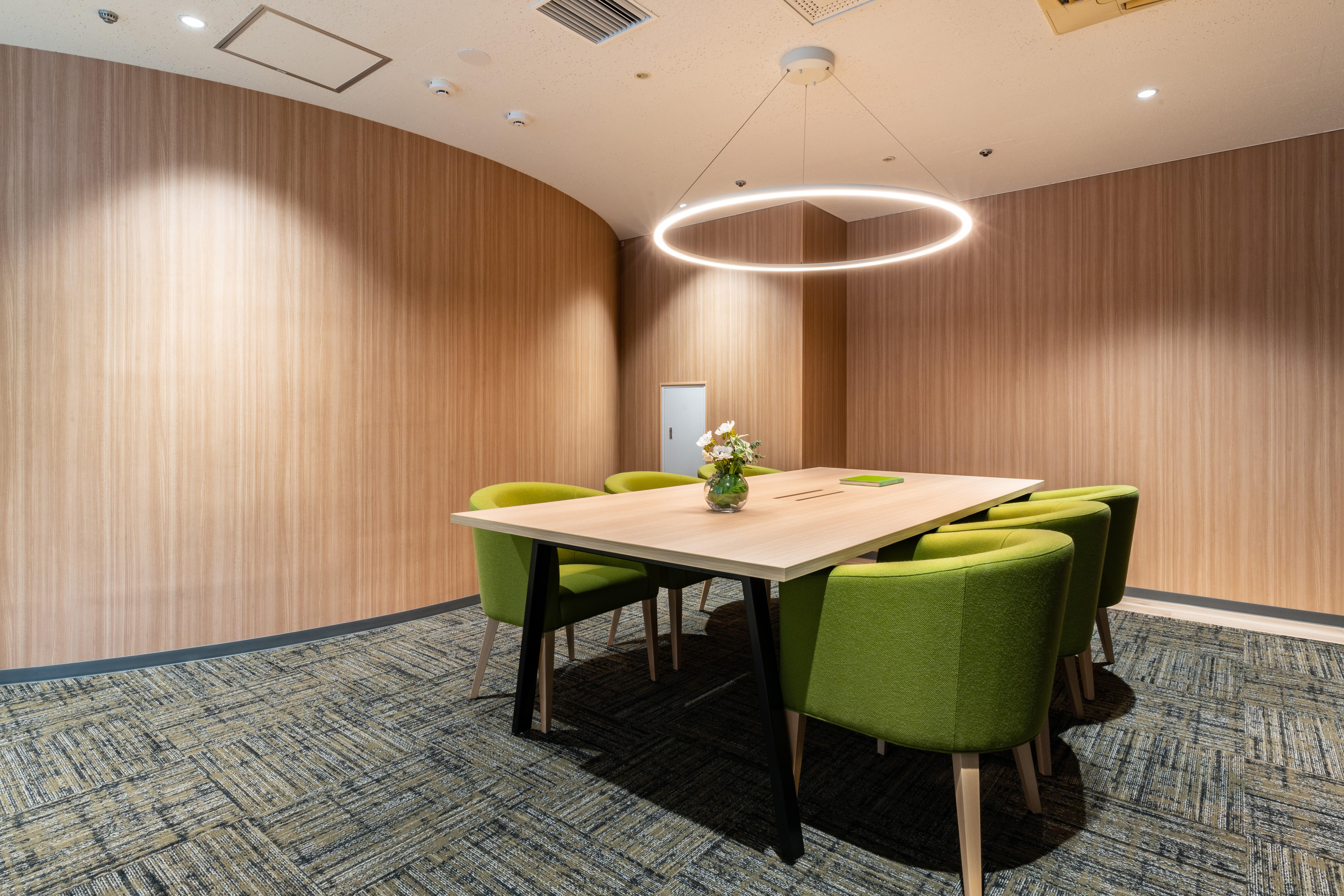 会議室の様子です。
開放的で温かみのある雰囲気となっています。