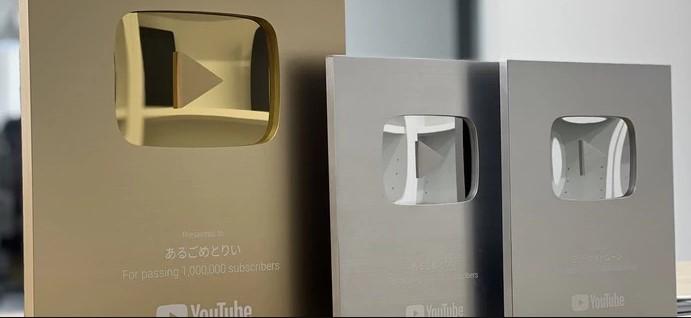 自社YouTubeの100万人記念盾＆10万人記念盾
