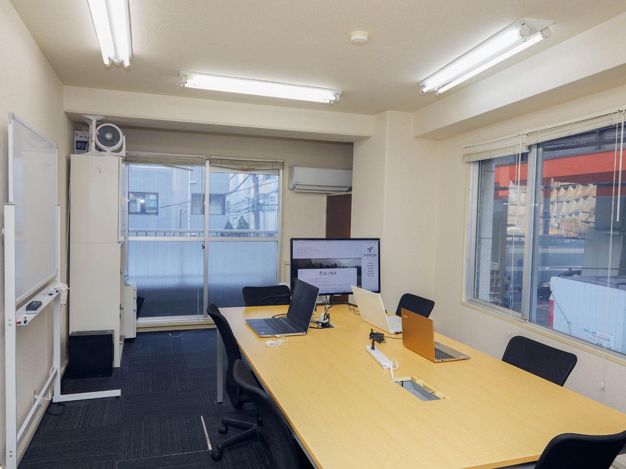 行動指針のとおり、何事にも前向きにチャレンジし、周囲を巻き込んで成長し続けられる人が求められている。