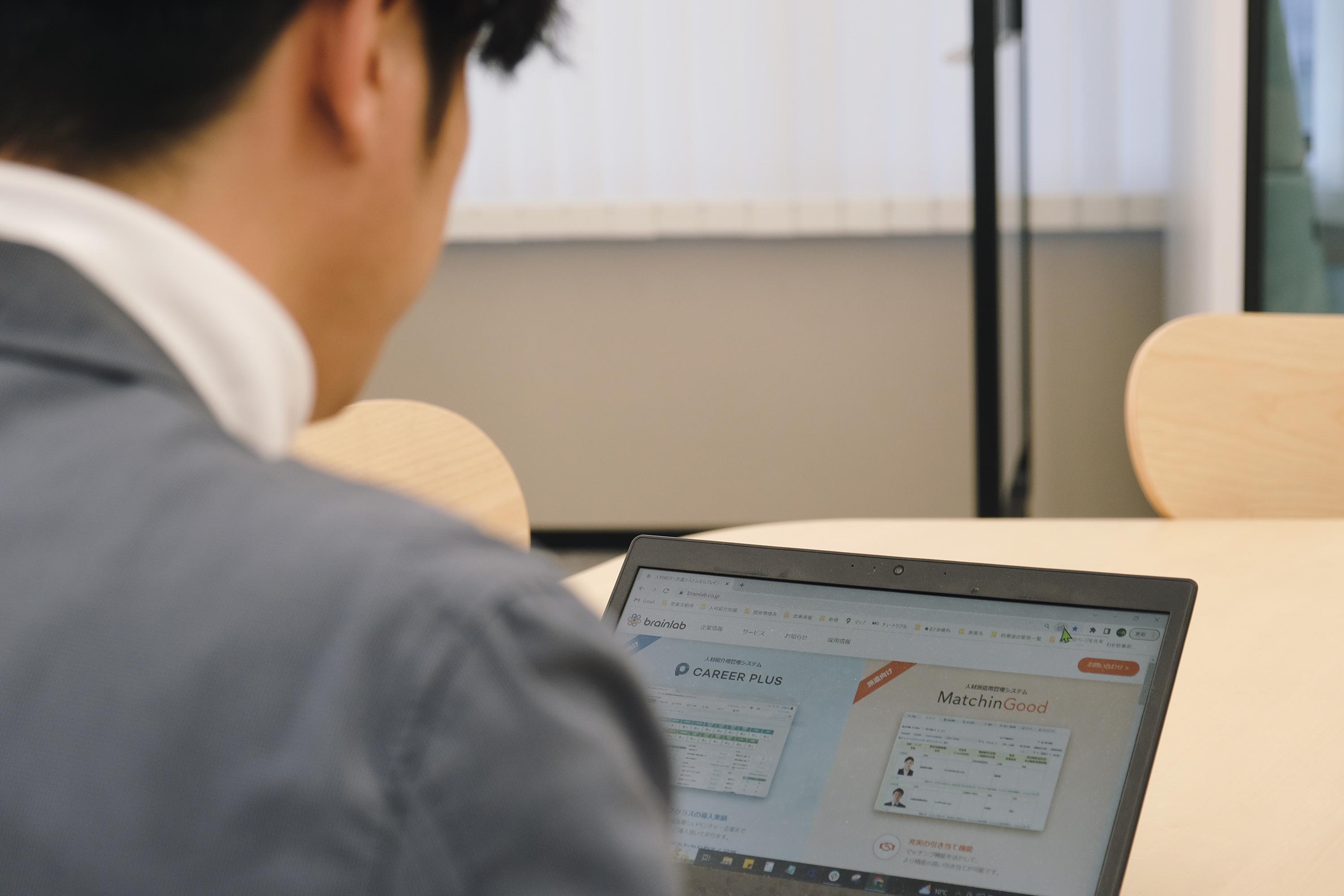 エンジニアや営業、サポートなど部署間の距離が近く、お客様の声を即座に商品に反映できるのも強みの一つです。