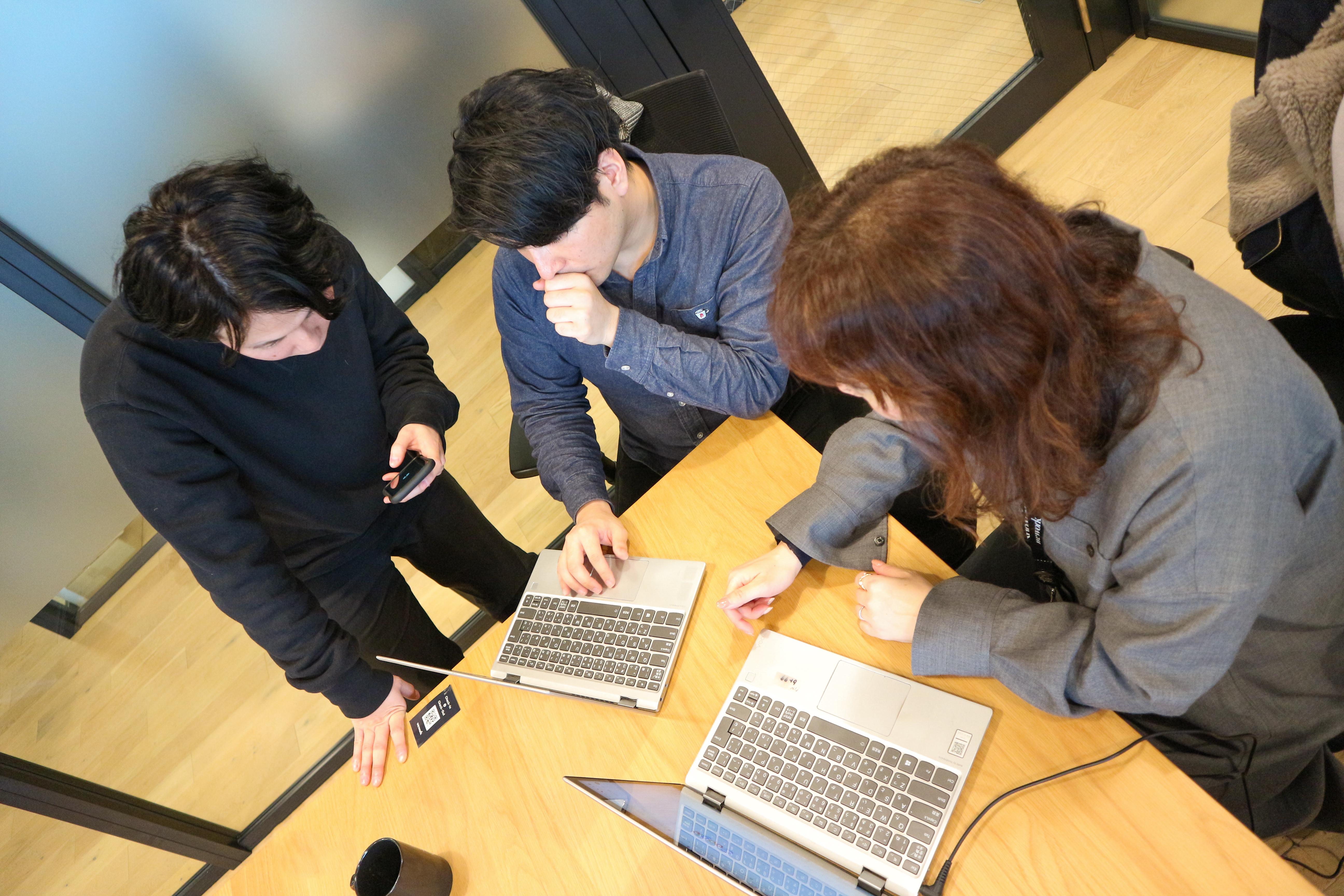 ヘッドハンティングにおいては、企業様のオーダーごとにリサーチャーチームとプロジェクトを組んでいます。日々進捗を確認したりと、チームで進めることが多いです。