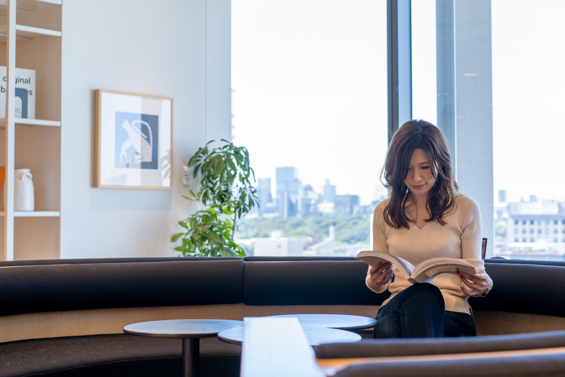 オフィスは神田スクエア内のWeWork。共有部にはソファや掘りごたつなどがあり過ごしやすい雰囲気。またコーヒーメーカーや軽食も用意されています。