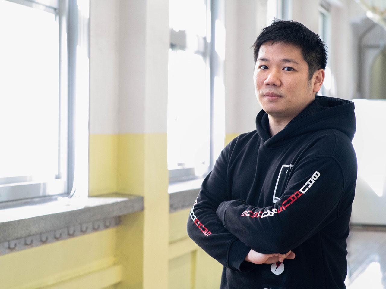 予約・受付・会計手続きをデジタル化したアプリケーション『ゼロマチ』と、ペーパーレス化を軸に医療の効率化を図るソリューション『カミゼロ』の2つの自社開発システムを、自社がプロデュースする医療機関「ゼロマチクリニック天神」にてブラッシュアップする独自スキームで、常に他社に一歩先駆ける競争優位性を確立している。