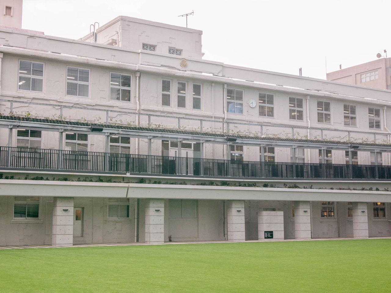 旧大名小学校の校舎を活用したFGNには、多士済々のITベンチャーをはじめ多様なスタートアップが入居している。その3階、「6年A組」の教室が同社のオフィスだ。