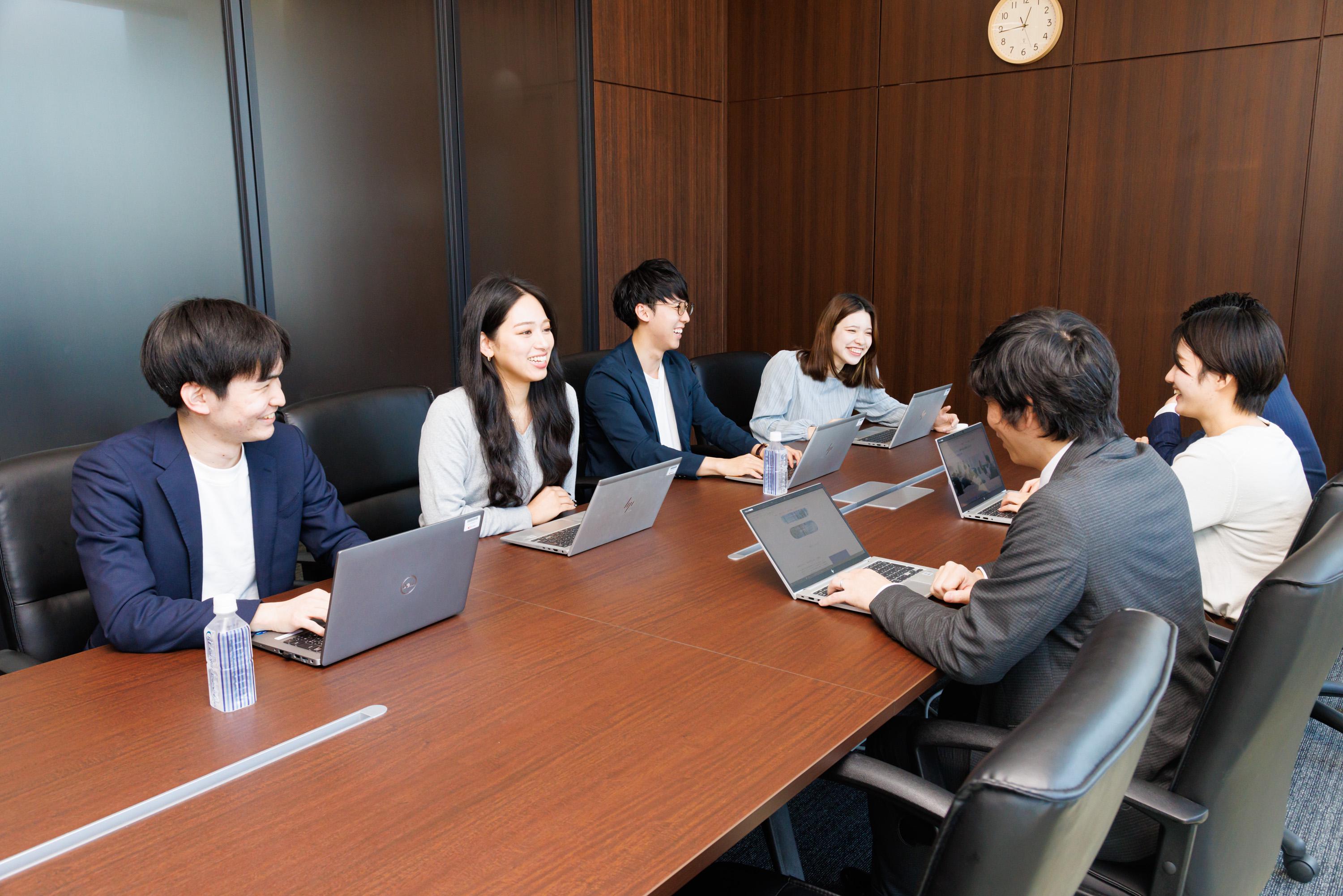 一人ひとりの人材を大切にするという考えのもと、ケアリッツのエンジニアが出席するシステム部会（毎月１回現在はオンライン開催）には役員も出席して会社の状況報告や案件情報などの共有をしてます！全体の部会後にはチームに分かれてフォローアップも行ってます。
