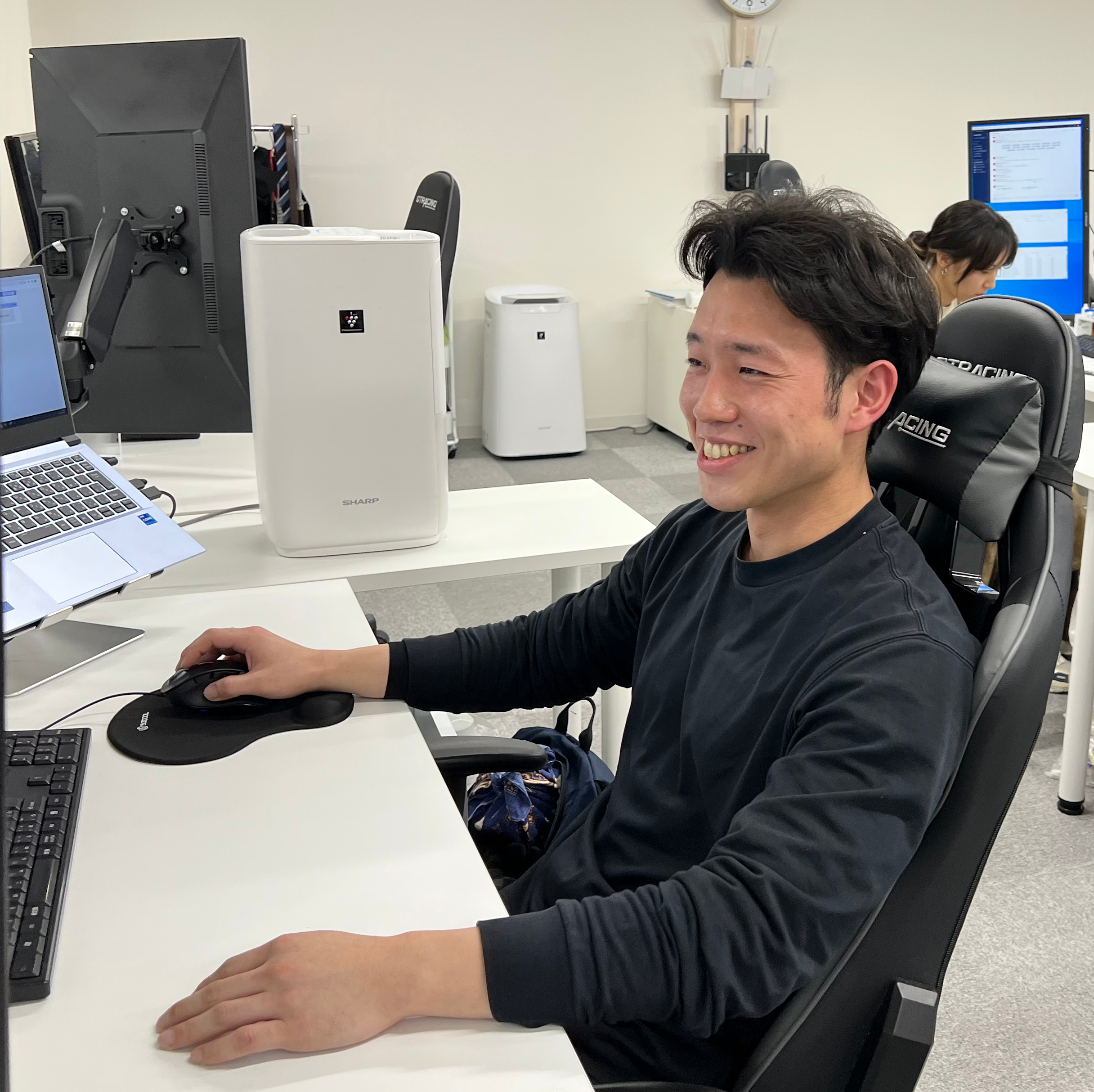 分からないことがあれば、内田さんや先輩に教えてもらえるので、いい環境で仕事ができていると思います。ただプログラムを組むだけではなくて、どのようにしたらお客さんが使いやすいかなどを考えないといけないので、プログラミング以外にも幅広い知識やスキルを身につけられます。勉強する意欲があればどんどん成長できる環境がクリエイティブワンにはあると思います。