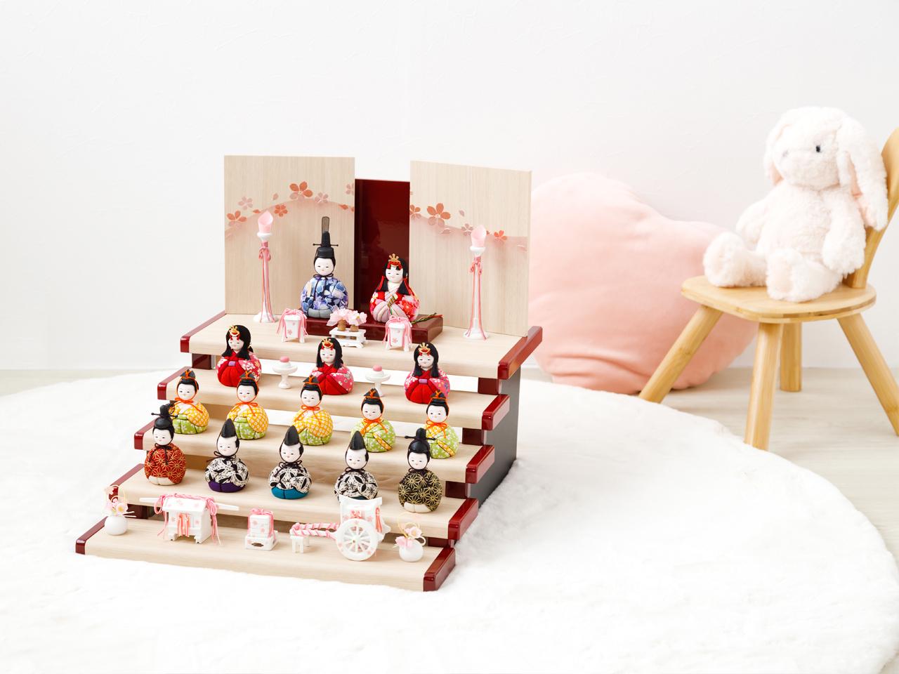 雛人形をはじめ、五月人形・鯉のぼり・節句のぼり・名前旗など節句に関する商品を多数取り扱っている。節句人形ではオリジナルブランド「ぷりふあ」を立ち上げ、オンラインショップを中心に全国販売を実施。