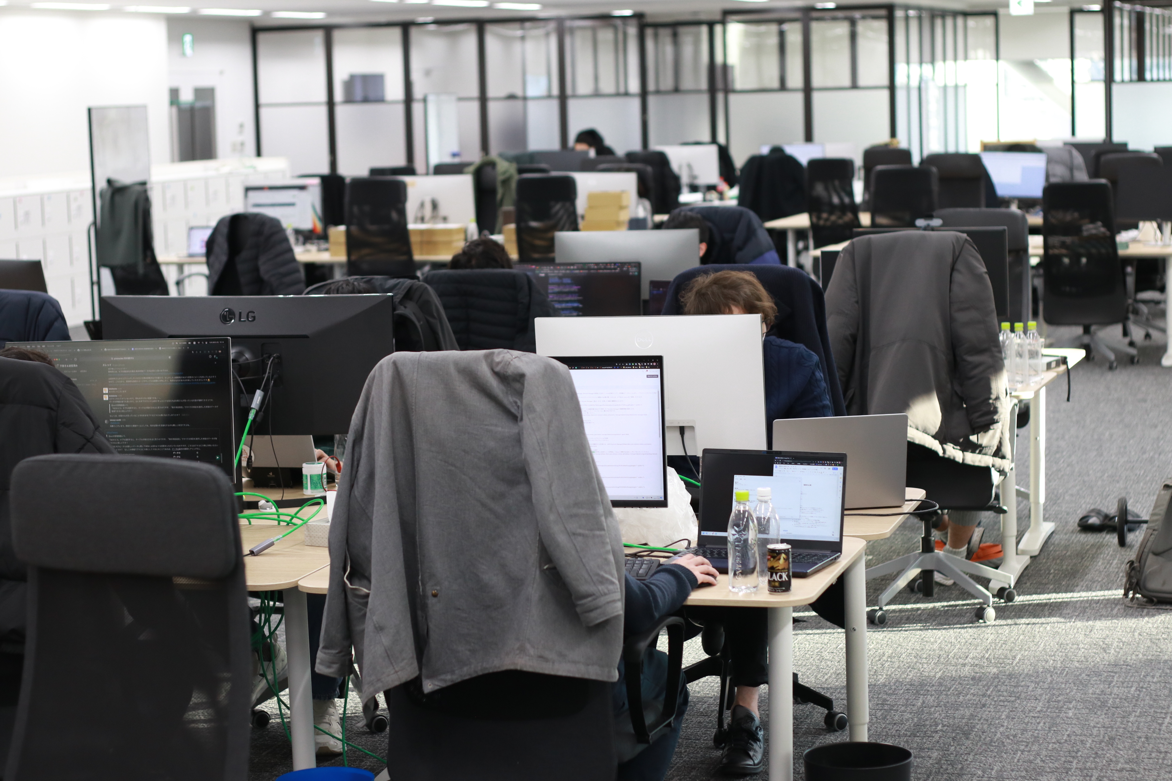 週中２日のリモートワークが可能で、オフィスもフリーアドレスなため、心地よい空間で作業に集中することができる。