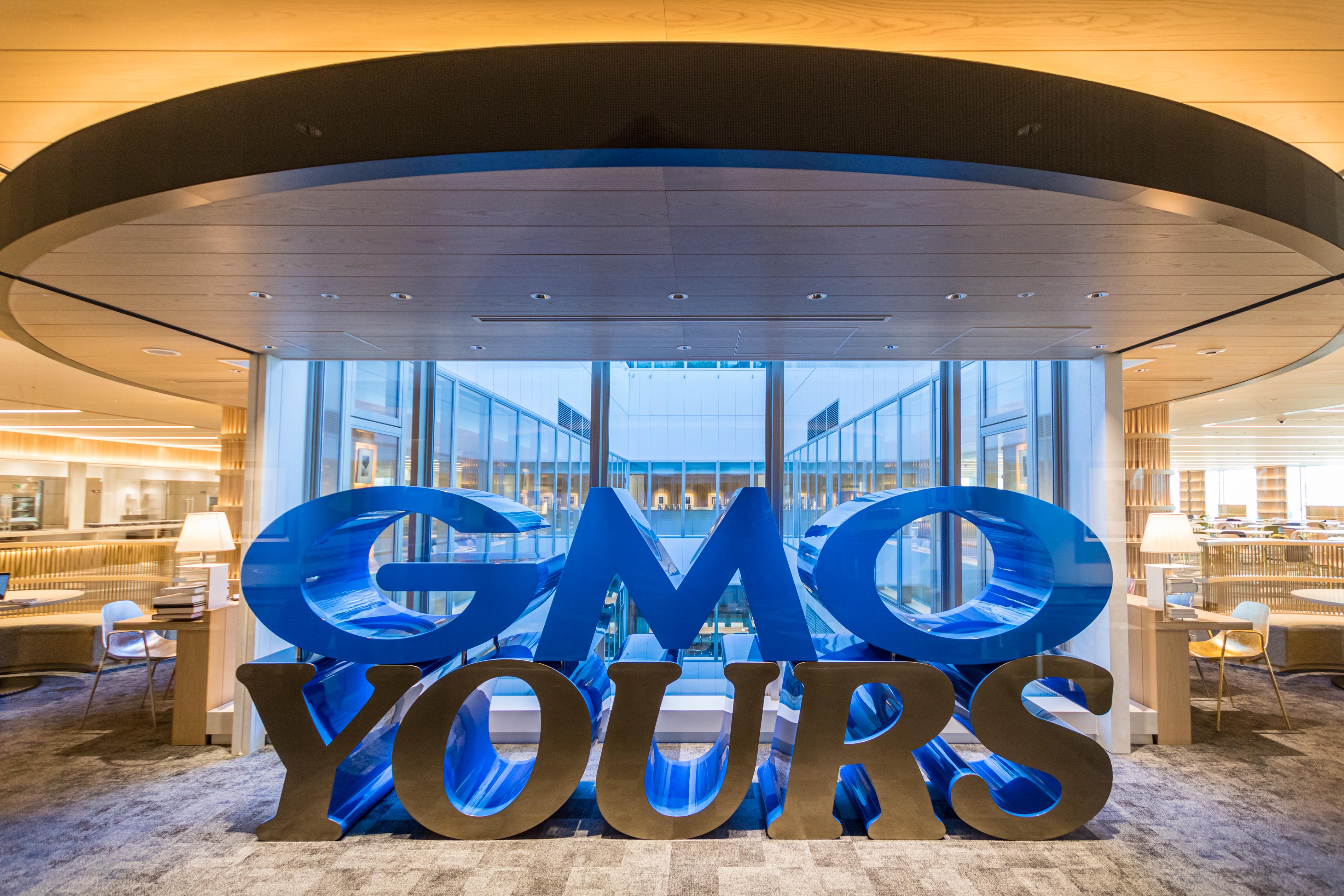 「シナジーカフェ GMO Yours」は、働く仲間が気軽に集まり交流を図ることのできる、コミュニケーションスペースです。
ドリンクやパン、お菓子、ランチビュッフェなど、全ての食事・ドリンクを無料で提供しています。