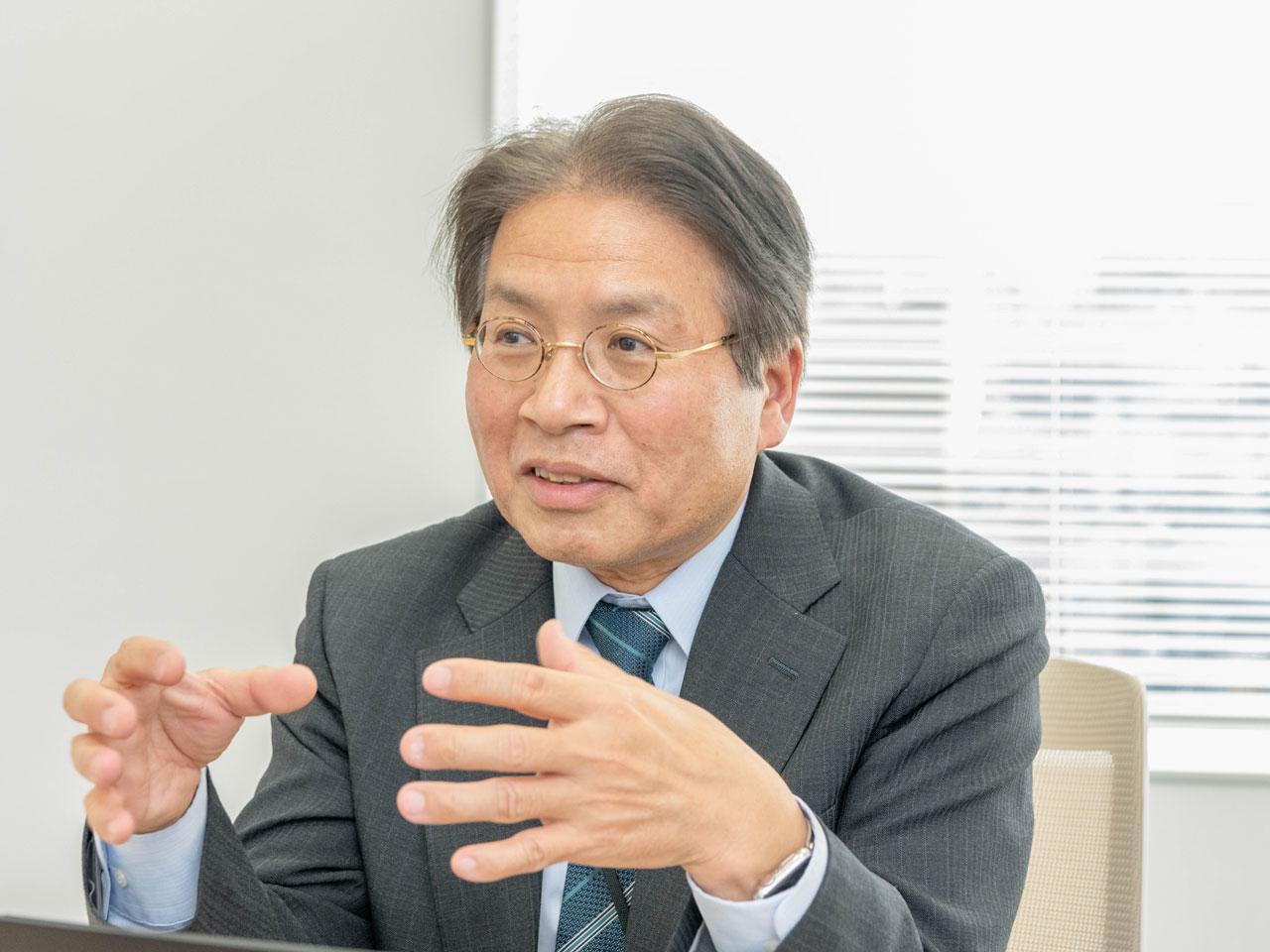 インフラ・セキュリティサービス事業においては１ストップサービスを掲げて、お客様と一体となった問題解決サービスを目指しています。特に中規模以下のお客様では、情報システムの専門家が少ないことも多く、個別発注をしてその間を調整することは難しく、社内CIOの様な立場で接する当社の価値が高まっています。と語る江幡氏
（取締役 インフラ・セキュリティサービス事業担当 ICT事業部長）