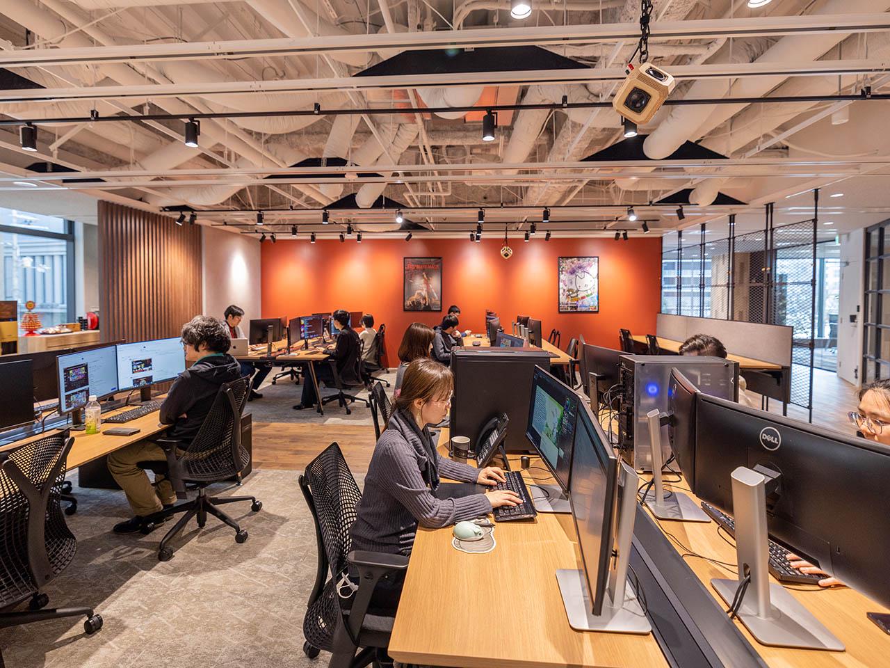 同社は、2023年に新オフィスへと移転。大阪中心部、梅田近くにあるゲーム制作会社。駅からのアクセスも超便利な立地。