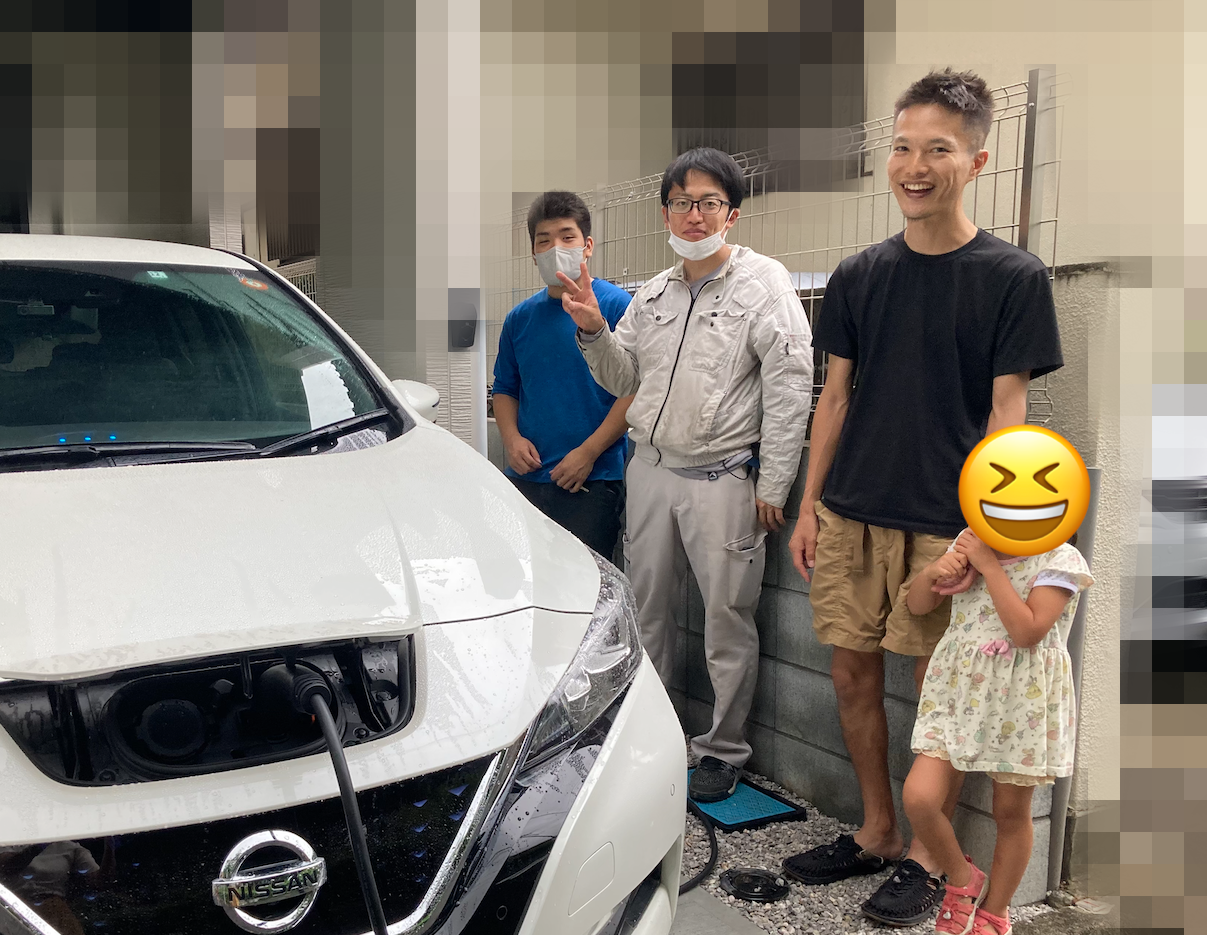 社員の自宅へEV充電器を設置。入社後にEVに興味を持つようになって免許を取り購入したそうです。自身の開発サービスを自宅で検証することも。