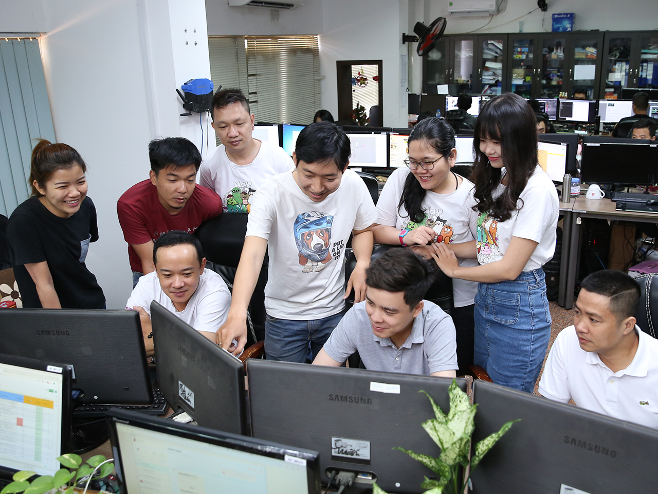 GAME開発の中心はベトナムの拠点で、ベトナム人やベトナムに滞在している日本人と、コミュニケーションを取りながら業務を進めている。国内では、社内ツールや障害支援ツールなどの開発が行われている。