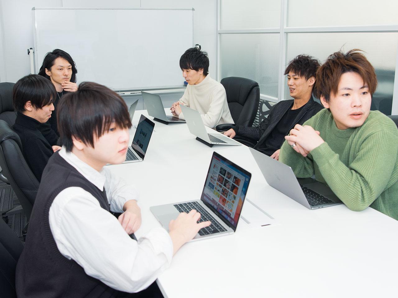 会議は上司も部下も関係なし。参加者が積極的に発言し、良いアイデアが採用される。誰が言ったかは関係なし。