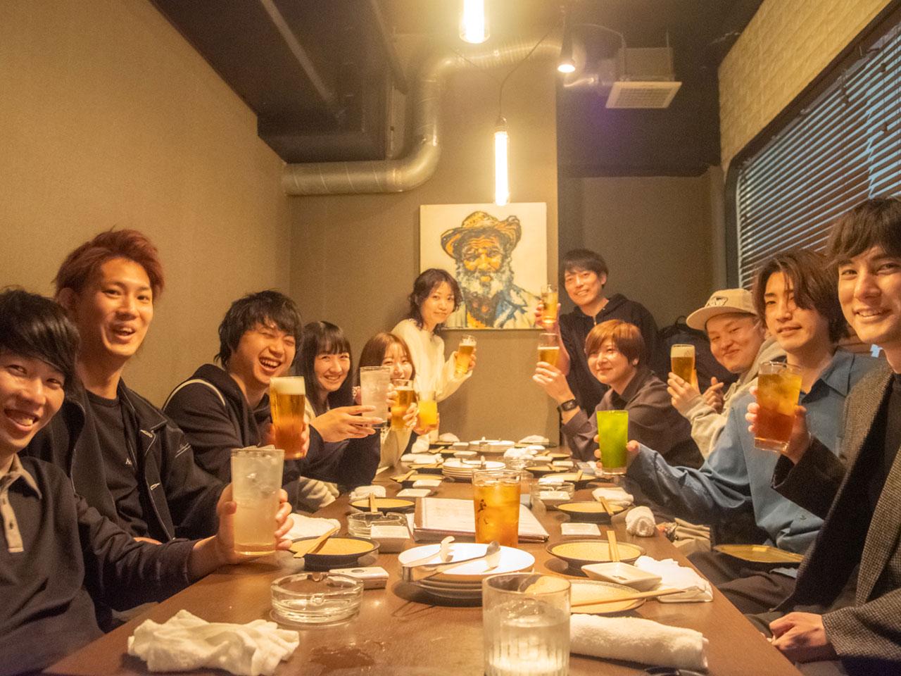 Amaneといえば『飲み会』"自由参加"を前提に"ほぼ毎日"開催されている。
リモートワークで減ったコミュニケーションをカバーする選択肢の1つになっているという。
「時代的に賛否両論あるのはわかっていますが、うちはこのスタイルを続けます。メンバーの仲が良いので、一般的な会社の飲み会のイメージとは違うと思います。友達同士で飲んでるみたいな感覚ですね。費用は会社で負担してますのでご安心ください 笑」と語るのは代表の井原氏。

ちなみにお酒が苦手な人はソフトドリンクでもOKとのこと。