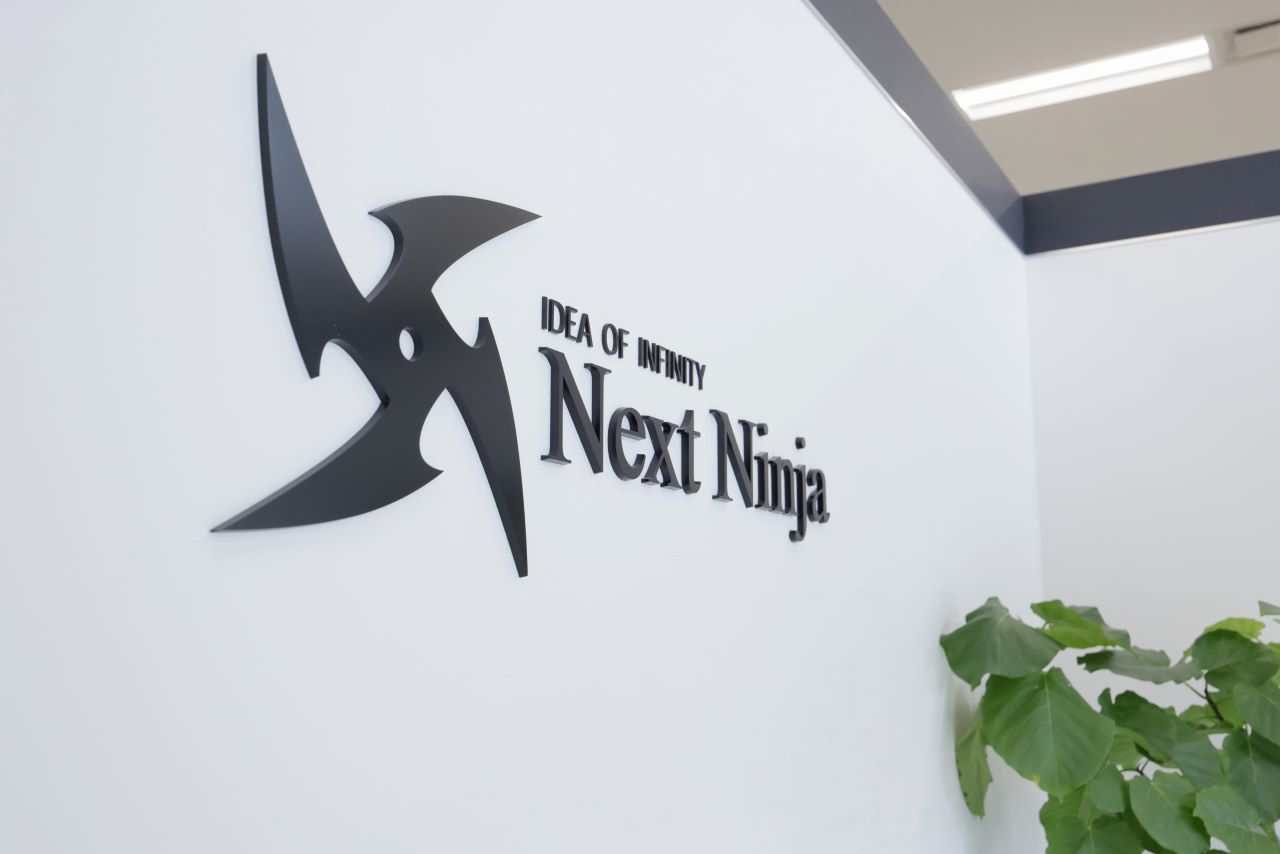 株式会社NextNinja（NextNinja Co., Ltd.）は、ゲームサービスの企画・開発・運営をおこなう会社だ。
2009年7月に設立され、本社オフィスを東京・西五反田に置いている。
こぢんまりとしたオフィスではあるがここから世界各国へ人気ゲームを配信している。