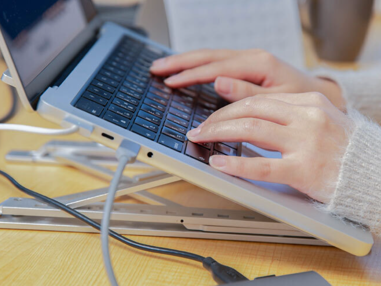 同社のシステムは内製が原則であり、要件定義から設計・開発・保守管理まで全工程に対応できる社内SEが求められている。