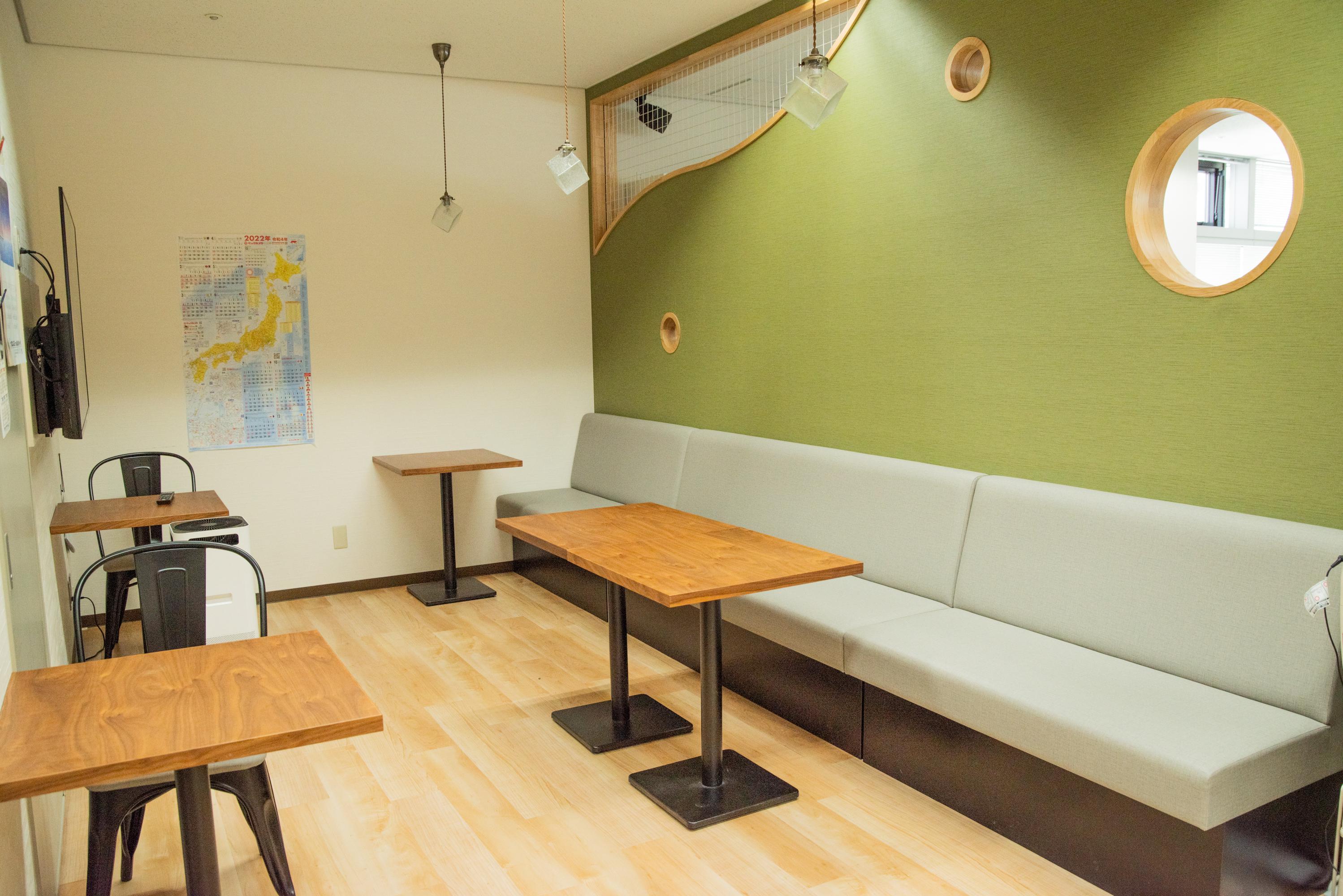リフレッシュルームが設置されており、ちょっとした休憩や昼食タイムで疲れをリフレッシュ。