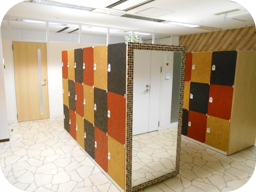 2018年にリノベーションしたばかりの綺麗なオフィスで、設備（ロッカールーム、リフレッシュルームなど）も充実しており気持ちの良い作業場です。