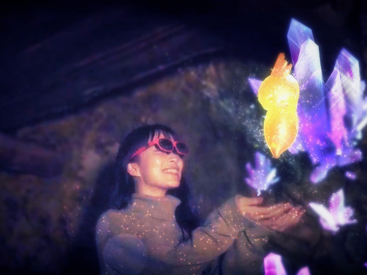 神秘の島「佐渡島」にある 『史跡 佐渡金山』の坑道内を歩きながら体験するウォークスルー型アトラクション。メガネをかけるとそこは異世界……。最先端技術が集約された「MRグラス」とプロジェクションマッピングによる空間演出が、 あなたを幻想の世界へと誘います。