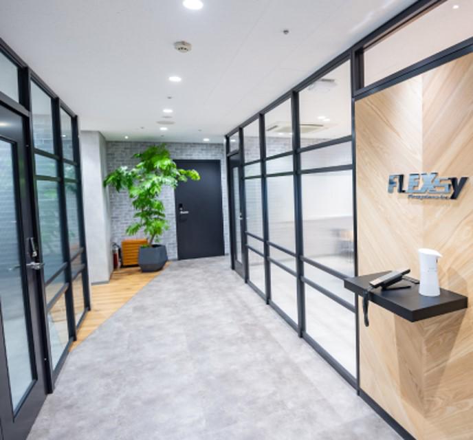 オフィスは2020年に移転したばかり。テレワークと出社を併用した勤務形態の社員が多いです。