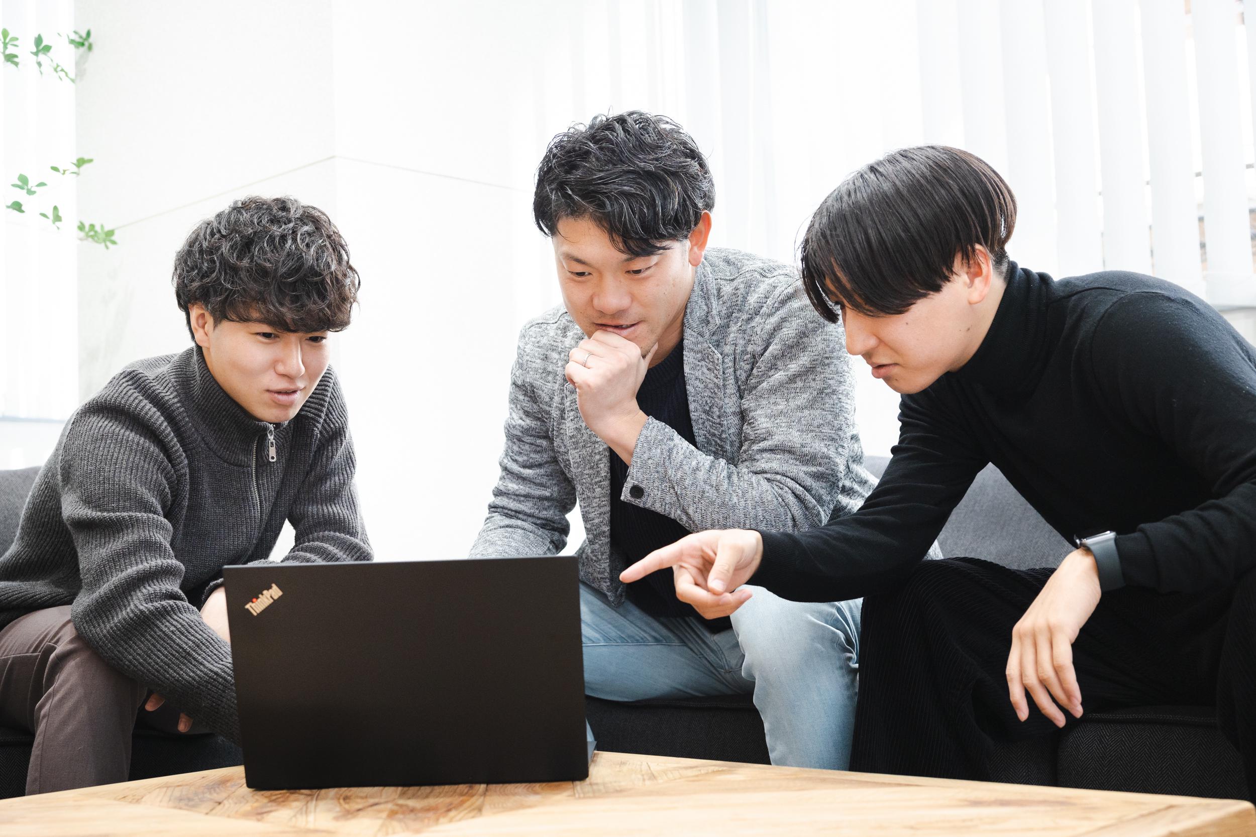 同社は、個人事業主や起業家の集まりのような風土。結果に見合った報酬の交渉は日常茶飯事だという。