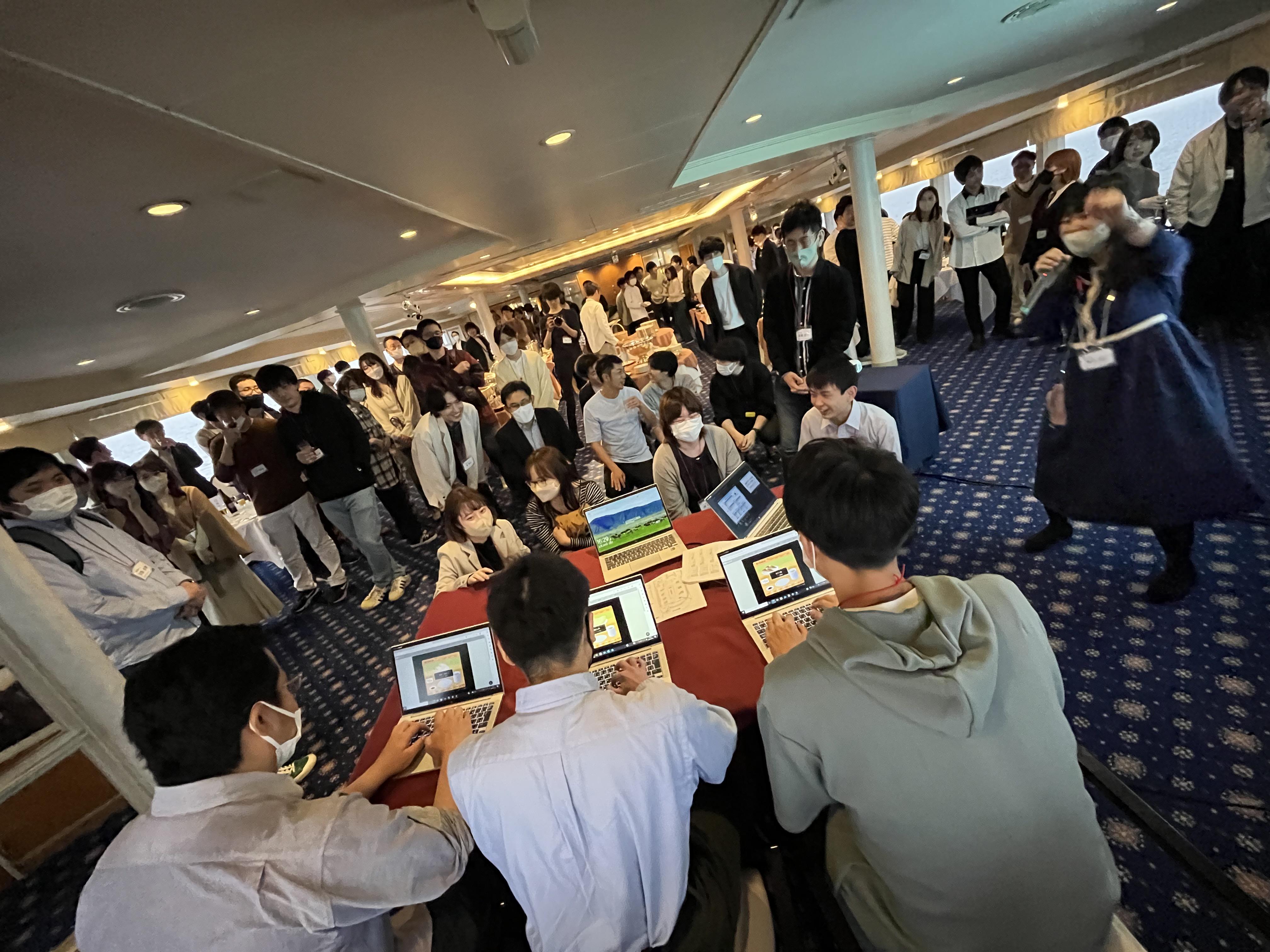 部会後の懇親会では、現場が異なるメンバーと交流できる機会があります。季節に応じてBBQ
やクリスマスパーティーなど自由参加の社内イベントも充実してます！
