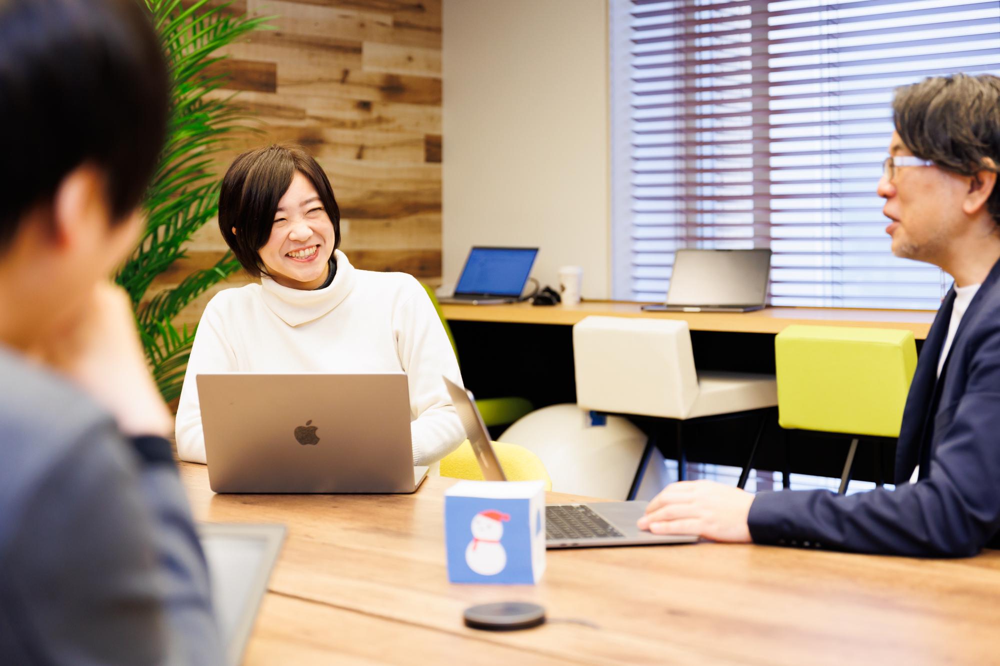 情報共有のため定期的な社内ミーティングを実施している。