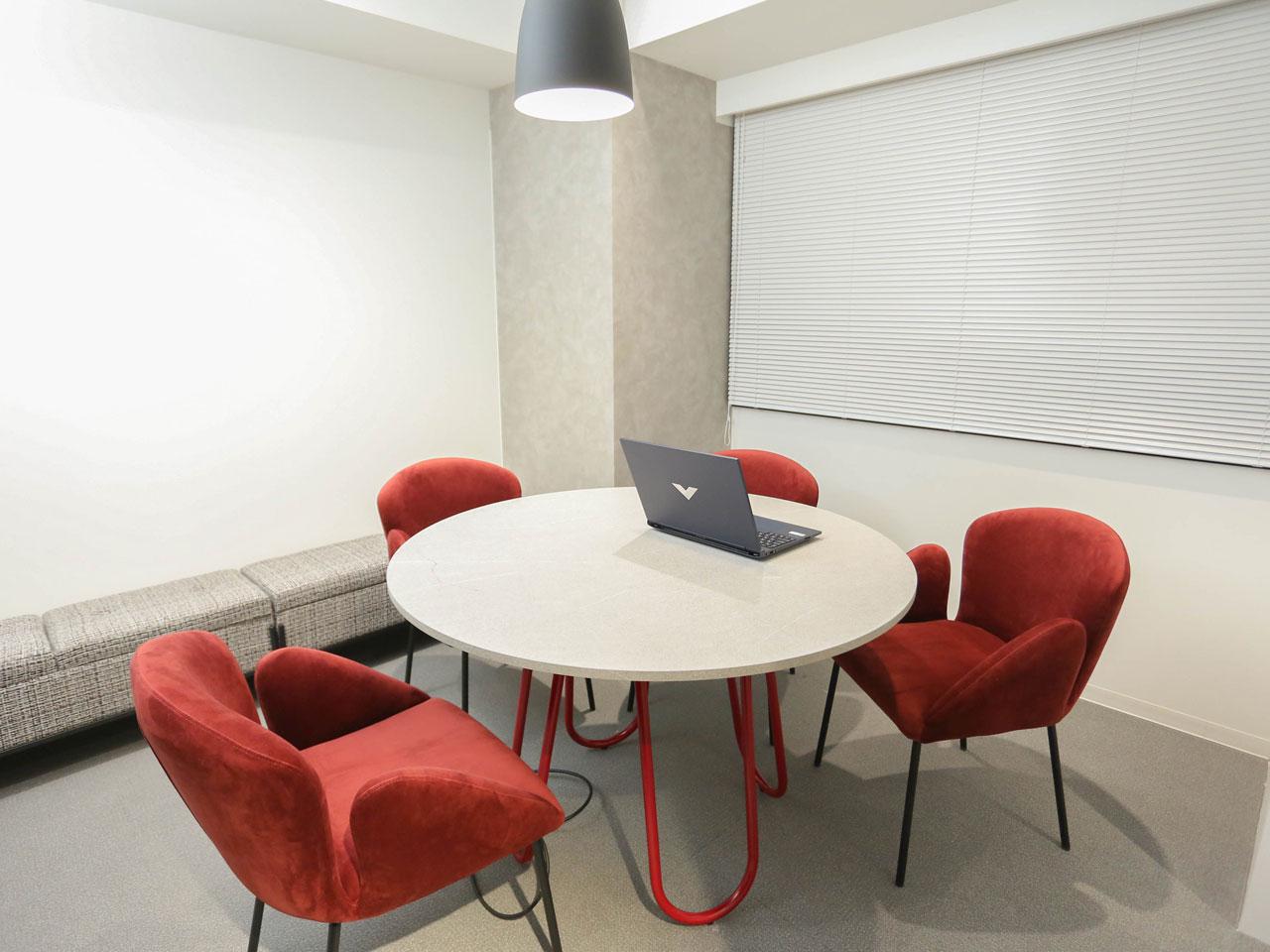 ゲーム作りに打ち込める環境を維持するため、同社では「正社員採用」をしていない。メンバーは皆「業務委託」で働いている。