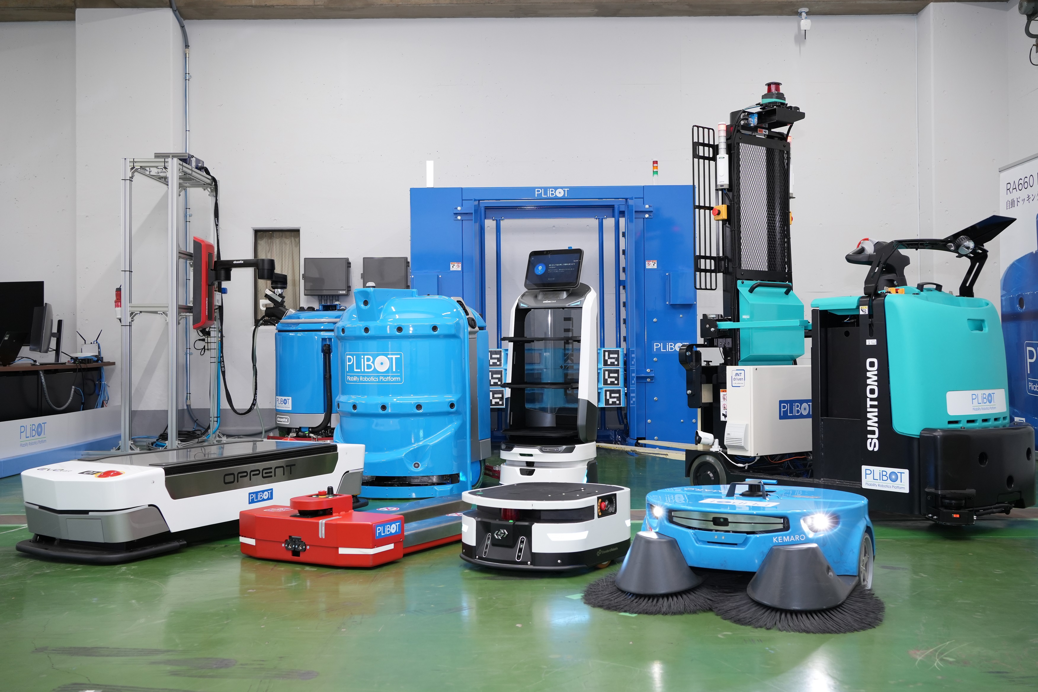 同社は、物品搬送ロボットや産業用清掃ロボット、フォークリフト型ロボットといった様々な用途のAMRと、導入先の工場や倉庫等のエレベーターや防火扉、機械設備等を連携している。