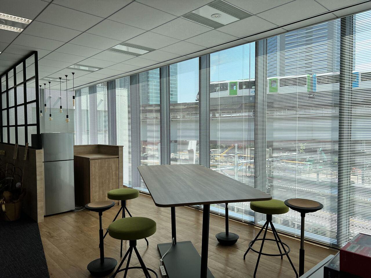 東京本社はモノレール駅目の前で、アクセスも抜群！