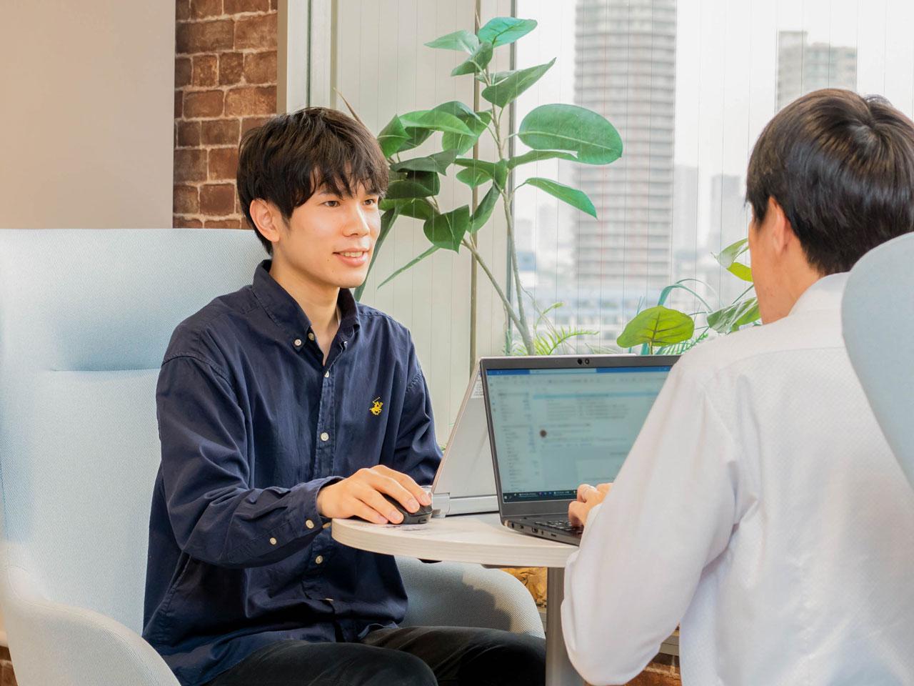 エンドユーザー向けITヘルプデスク・コンタクトセンター業務を推進する「テクニカルアシスタンスセンター」、バックオフィス業務の標準化・最適化・サービス化・自動化を実現する「シェアードサービス」、システムの運用保守工程から次の時代に向けたDX/CXをつくり出す「サービスデスク」、最適なICTプラットフォームの提供を目指す「アカウントサービス」という四つの軸で事業を展開している。