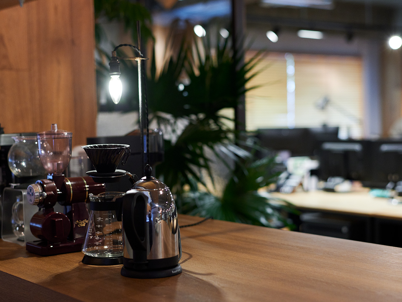 オフィスにはコーヒー豆と紅茶(茶葉)を数種類揃えている。ティータイムが始まることも。
