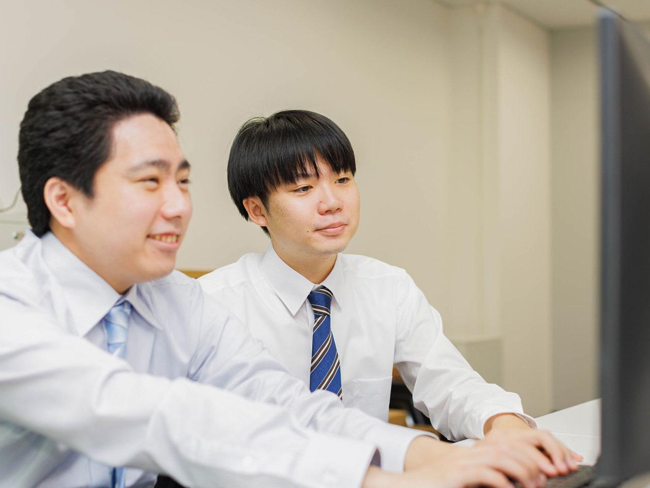 代表取締役の花城振平氏は以前、IT企業のエンジニアとして活躍。しかし、なかなか上がらない評価や年収、過酷な残業に悩む日々が続いた。しかしここで5人の同志と出会い、「自分たちで理想の会社を作ろう」と、共に同社を創業。