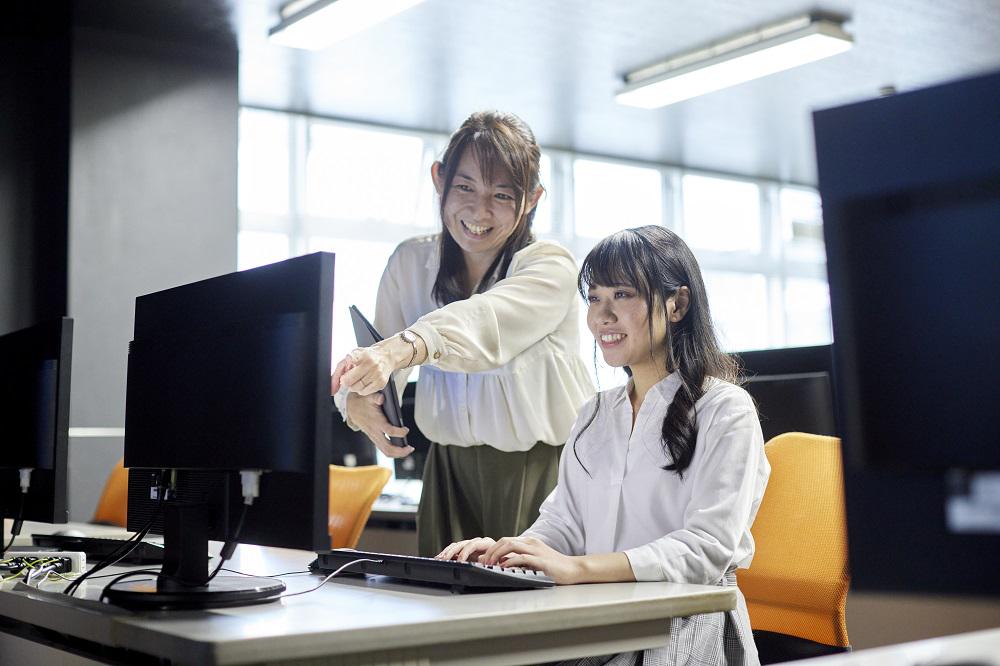 高等教育機関が少なく、若者が大都市に流出する現状を変えるため、情報、経営、観光等の多彩な学科群を通して地元の若者の夢をサポートしている。