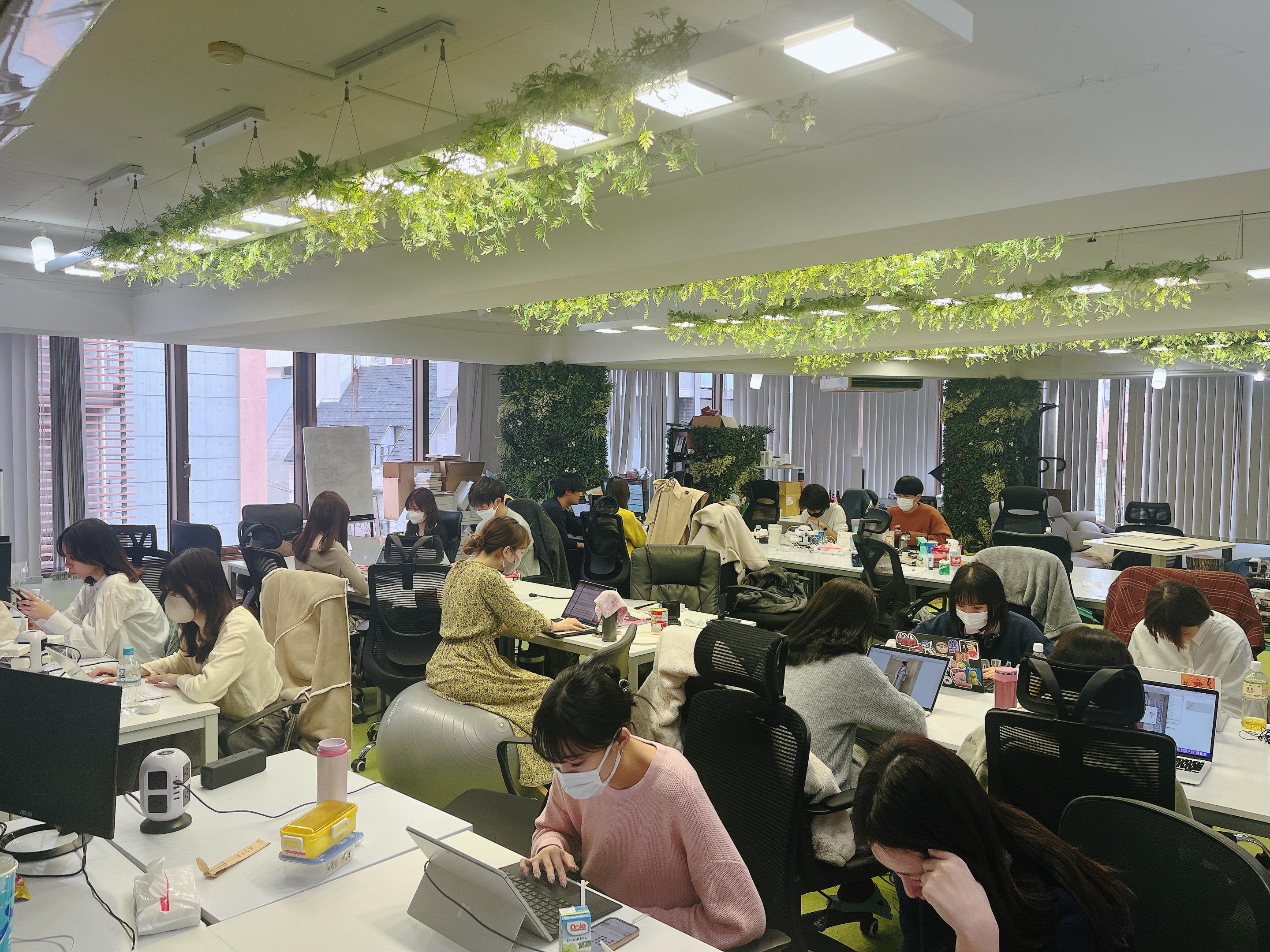 「ソーシャルメディアを通じて、世界中のOTONARIを幸せに」をミッションとして掲げ、広告代理店事業、インフルエンサーマーケティング事業、メディア事業を展開し、急成長を続けている同社。