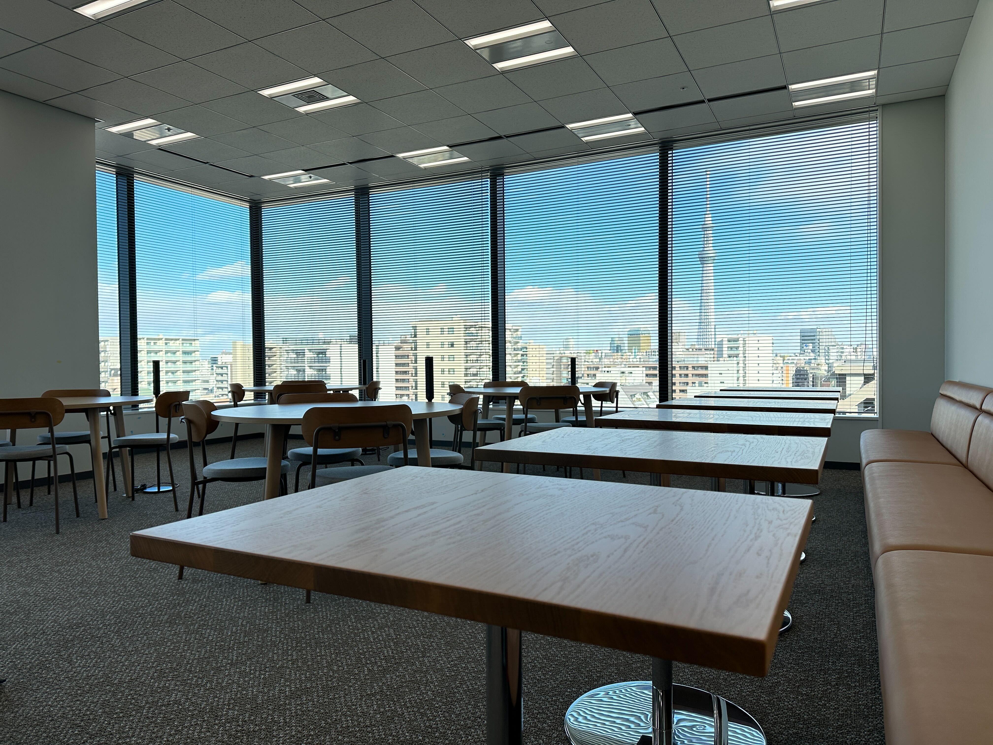 オフィスの半分はセミナールーム兼フリースペースとなっています。