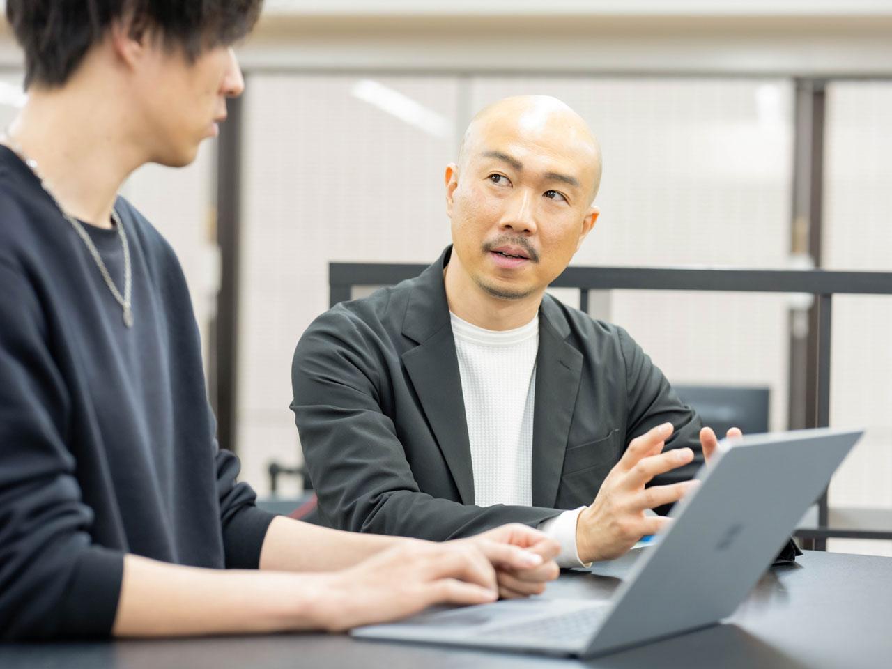 高いスキルを有するメンバーが顧客に伴走する体制に加え、PHPフレームワークの「Laravel」に精通した開発体制を維持していることも同社の強み。