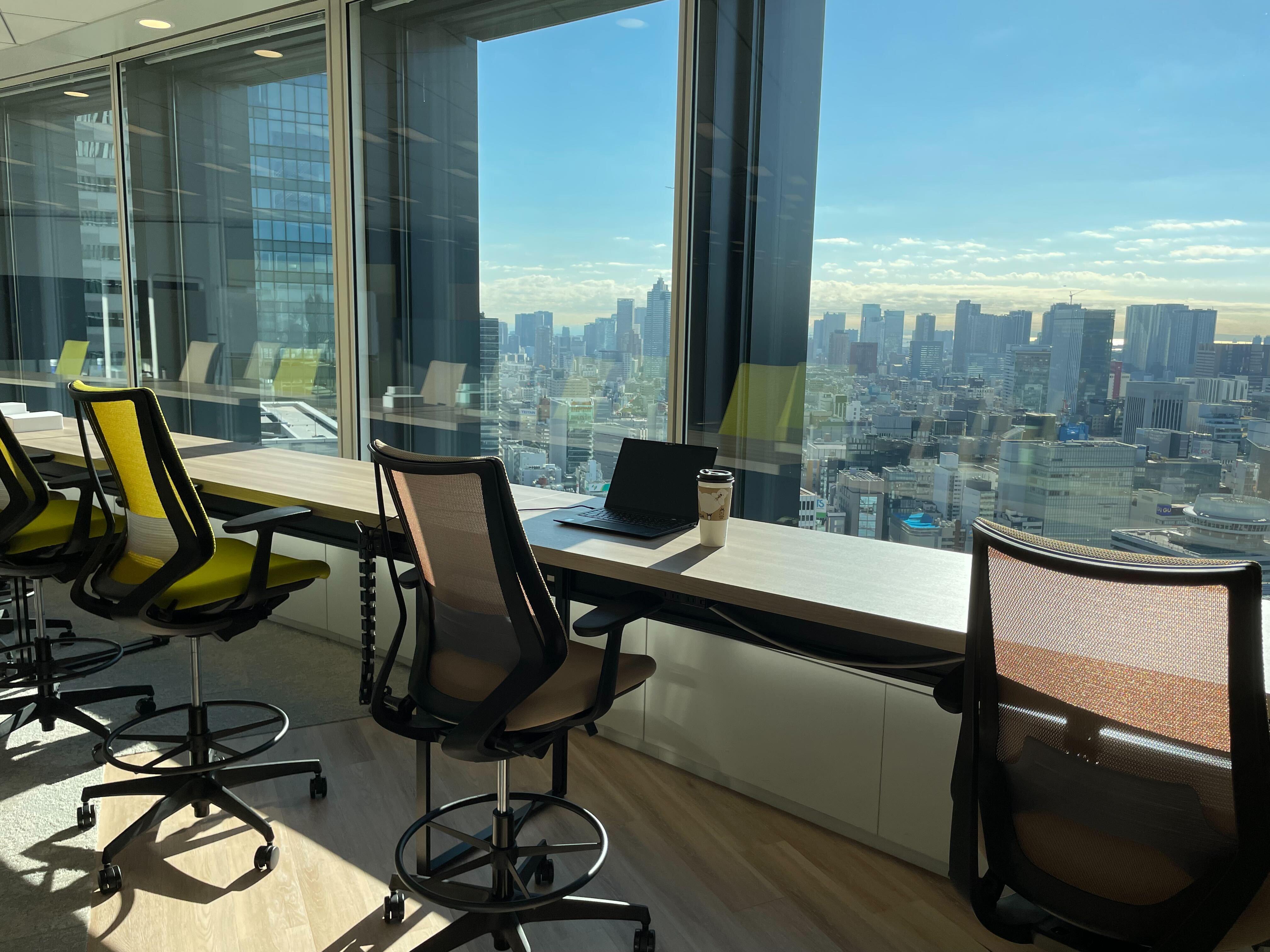 丸の内オフィスからの眺望。窓際席で仕事すると気持ちいいです！