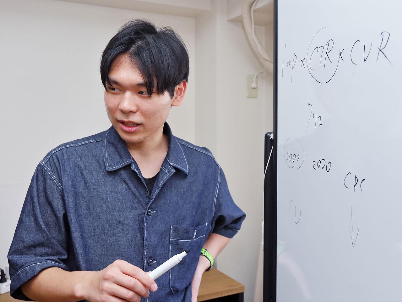 そうすることで、メンバーの成長意欲や成果に対するコミットを刺激するなど、秀逸な戦略で着実に事業を拡大している。