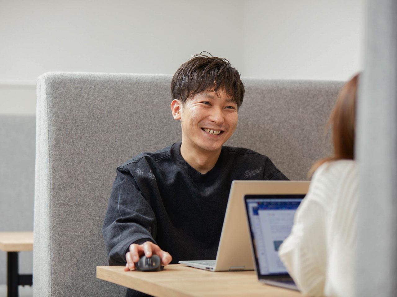 同社が大切にするのは「リスペクト」「信頼」そして「チームワーク」である。また感謝の気持ちを送り合うシステムも取り入れており、チームの一体感づくりに役立てている。