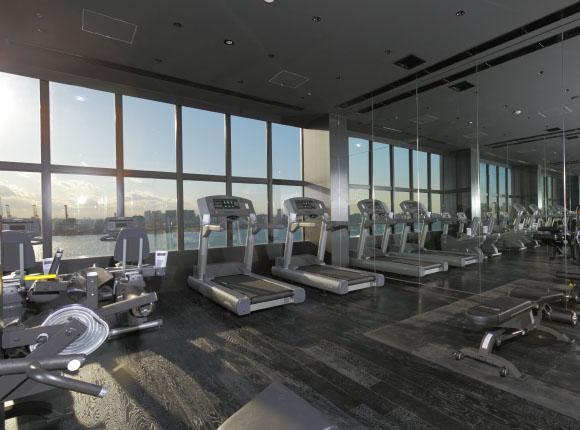 海を一望できるフィットネススペース！シャワールームもあるので、仕事帰りや休憩中に汗が流せられます