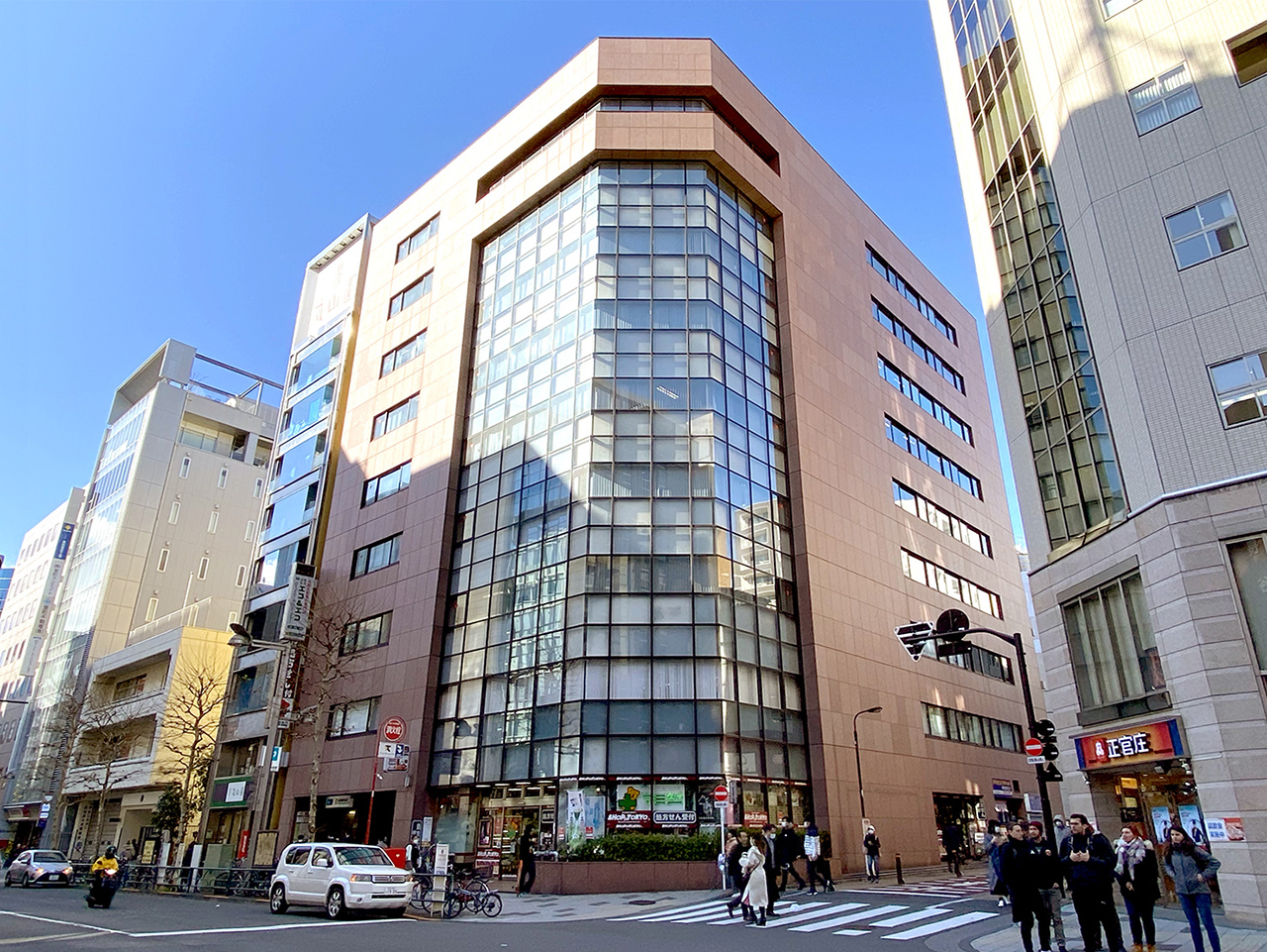 オフィスのある大橋御苑駅ビルは、東京メトロ丸ノ内線新宿御苑前駅2番出口の上にあります。