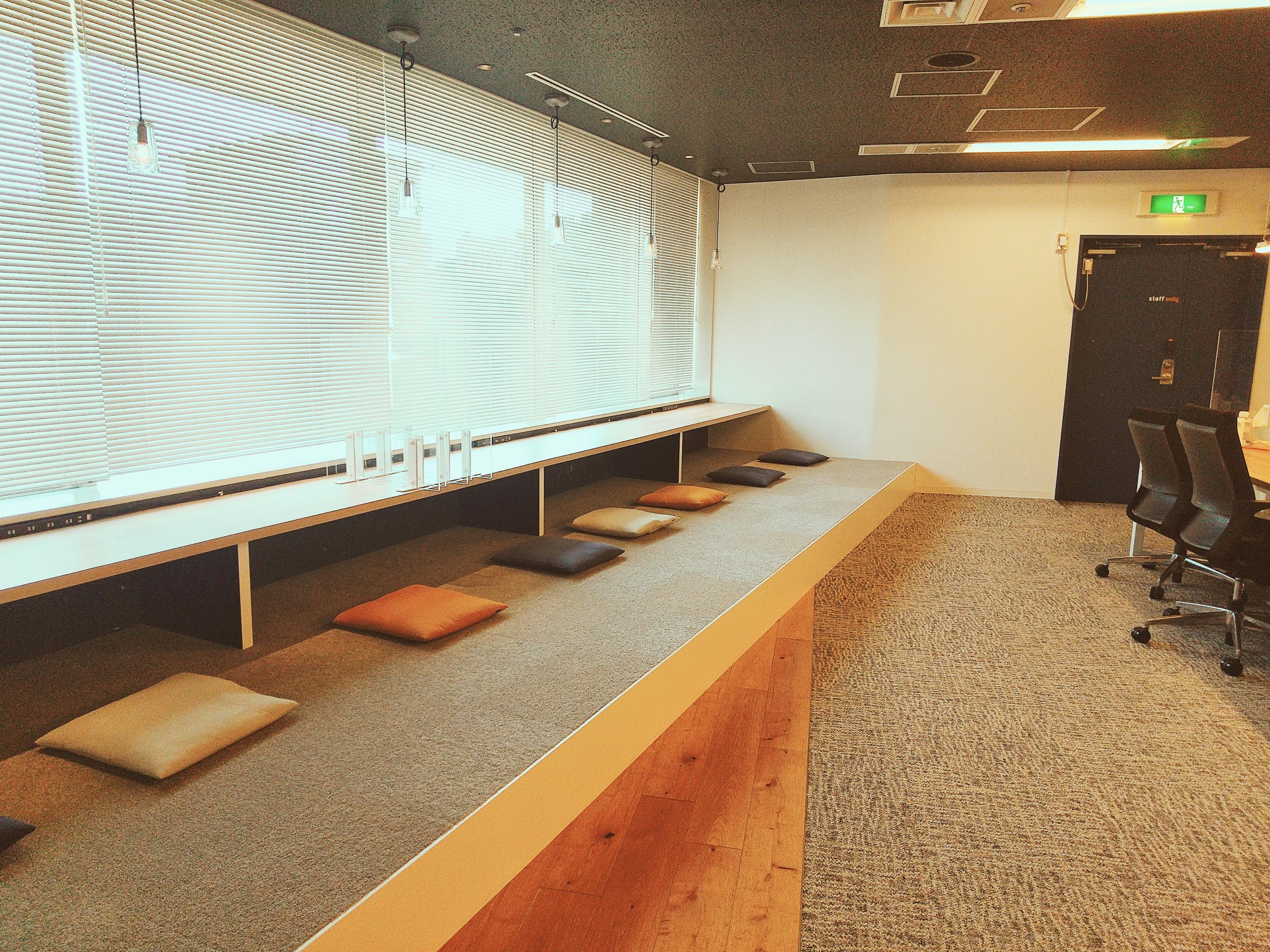 チャットツールやバーチャルオフィスなどを導入し、業務内外のコミュニケーションも大事にしている。

画像は気分転換に作業できる小上がり。