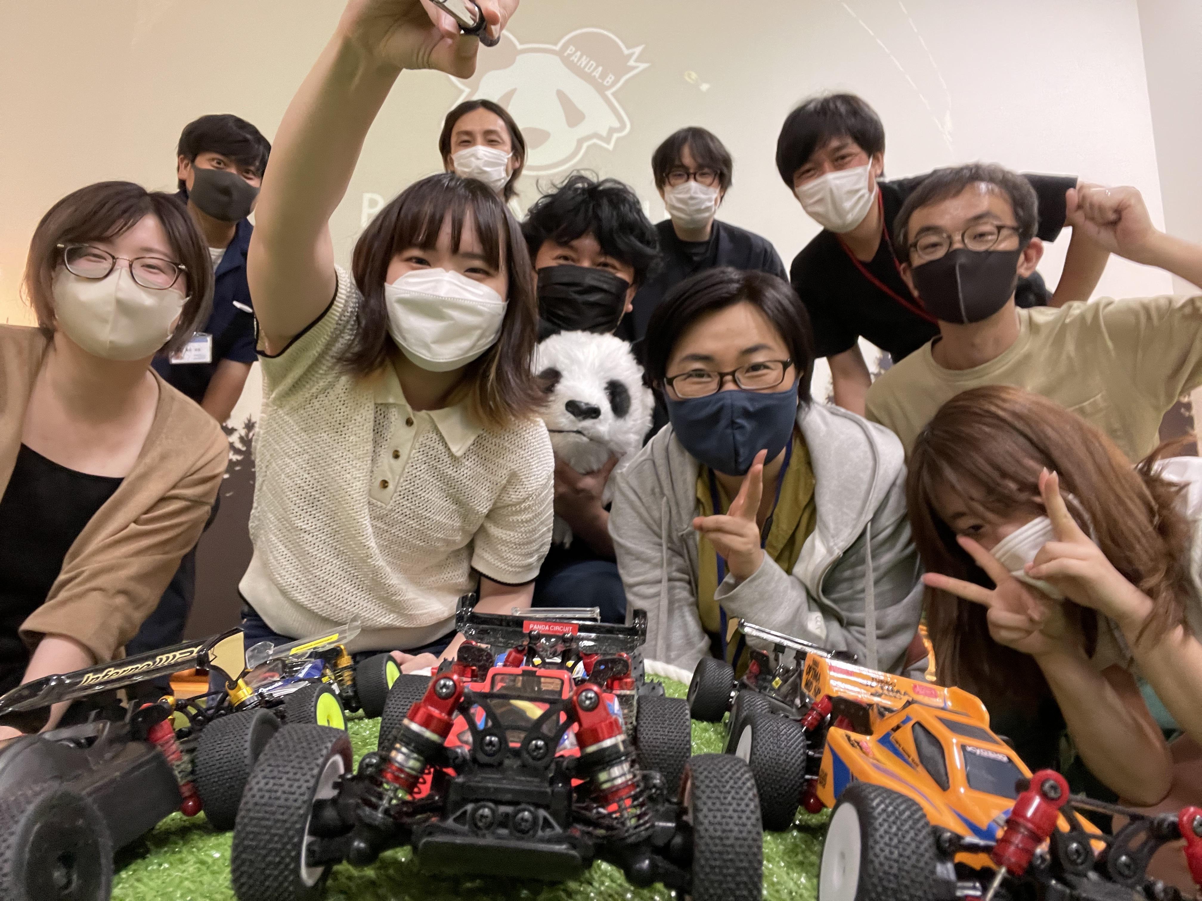 自社ビル1Fで運営中のラジコンサーキット。まずは自分たちが楽しむがモットー。