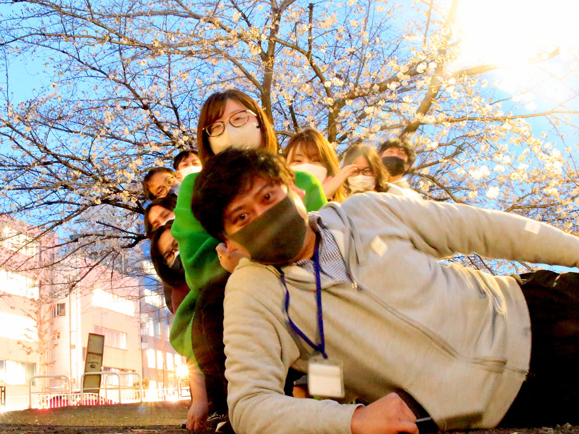 毎年恒例の桜の前で。