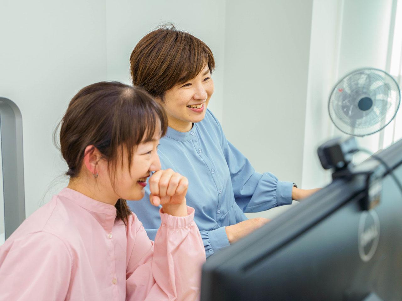 同社では、ユーザーの業務だけでなく、社内従業員の業務効率化も徹底。小さなことから気軽に相談できる雰囲気を作りながらも、会議は極限までスマートにしている。