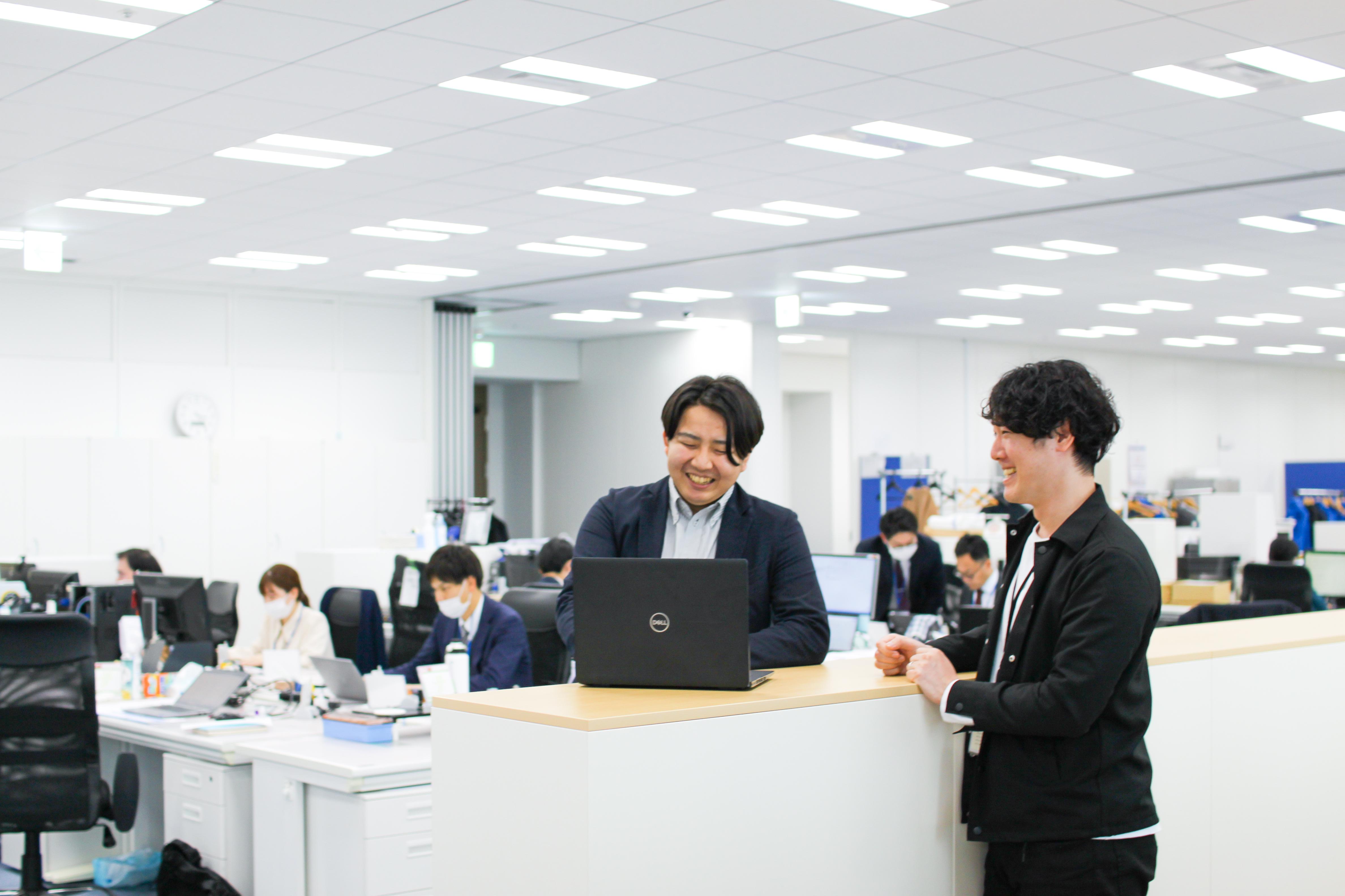 親会社の企画案件もあれば、自社企画の案件もあり、グループ内で企画～開発～運用までワンストップで対応。案件の規模やフェーズに応じてフレキシブルにチームを構成できるのが、グループで業務を進めるメリットだ。